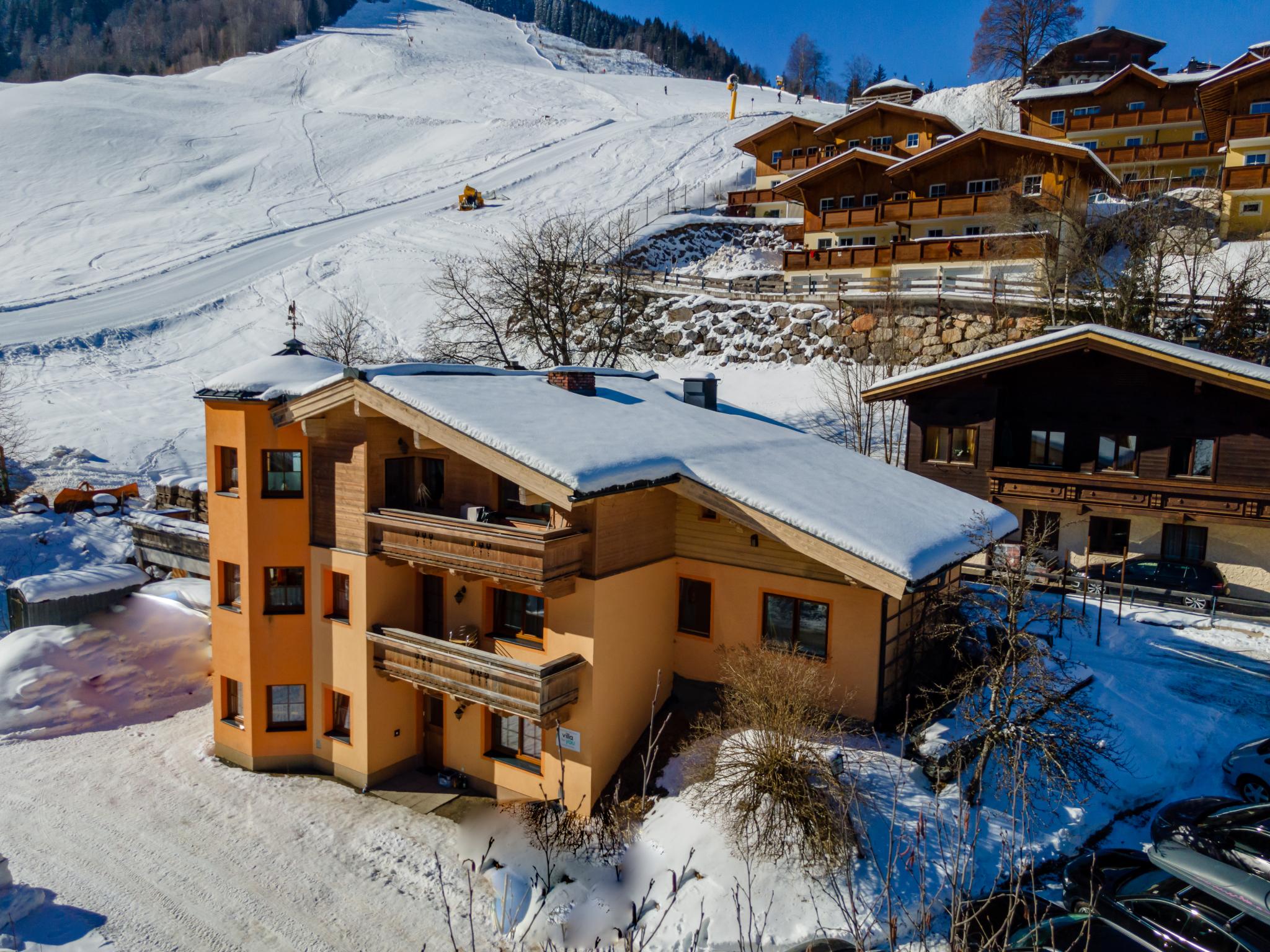 Chalet Vorderjausern Saalbach - 
<ul>
  <li>Directe toegang tot de piste en de Jausernlift</li>
  <li>Sauna en skiberging met skischoenverwarmers</li>
  <li>Gastvrije eigenaren met een gezellige après-ski hut</li>
</ul>