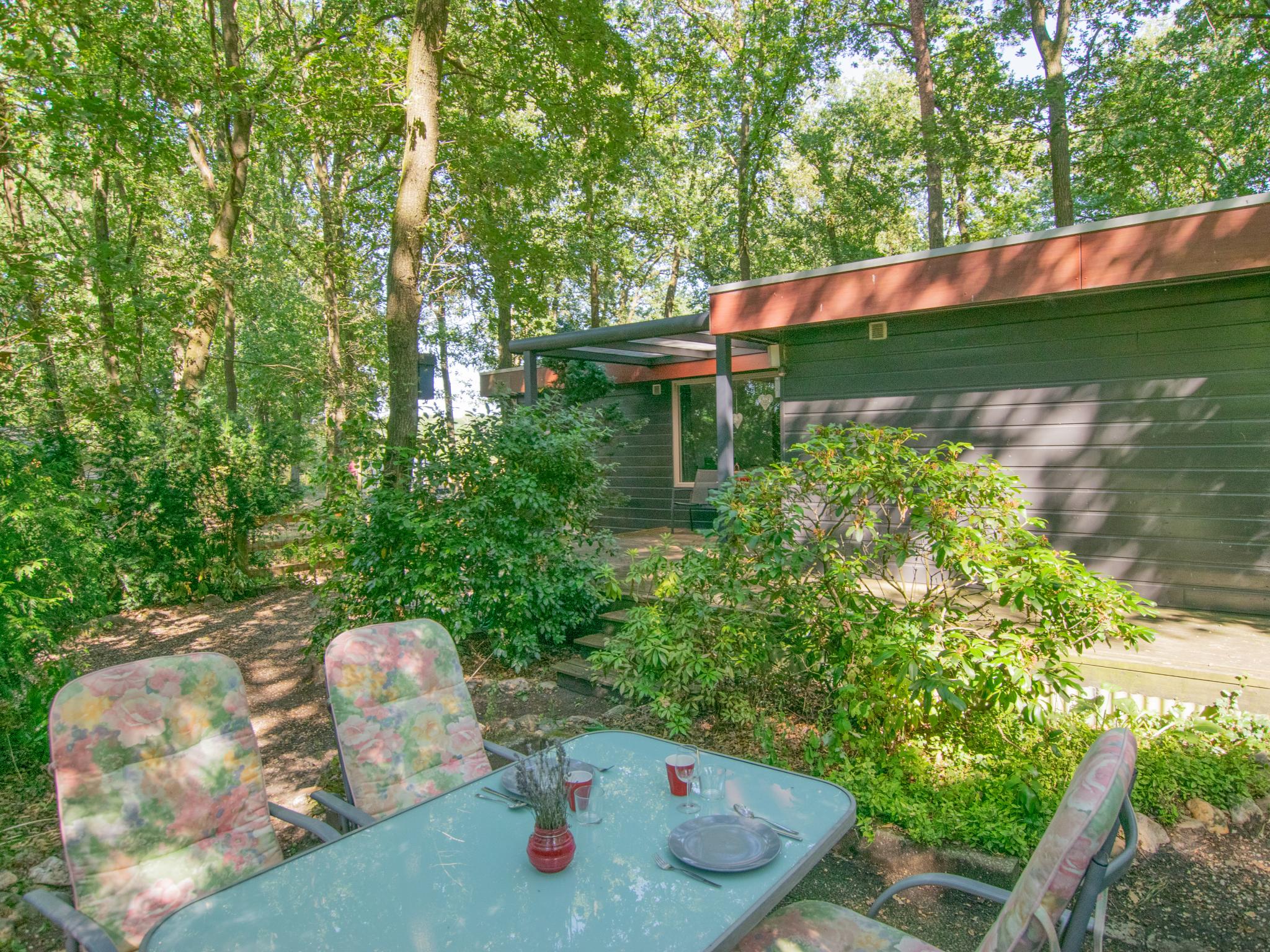 Bedroom with comfortable beds at Berghuisje in Uden