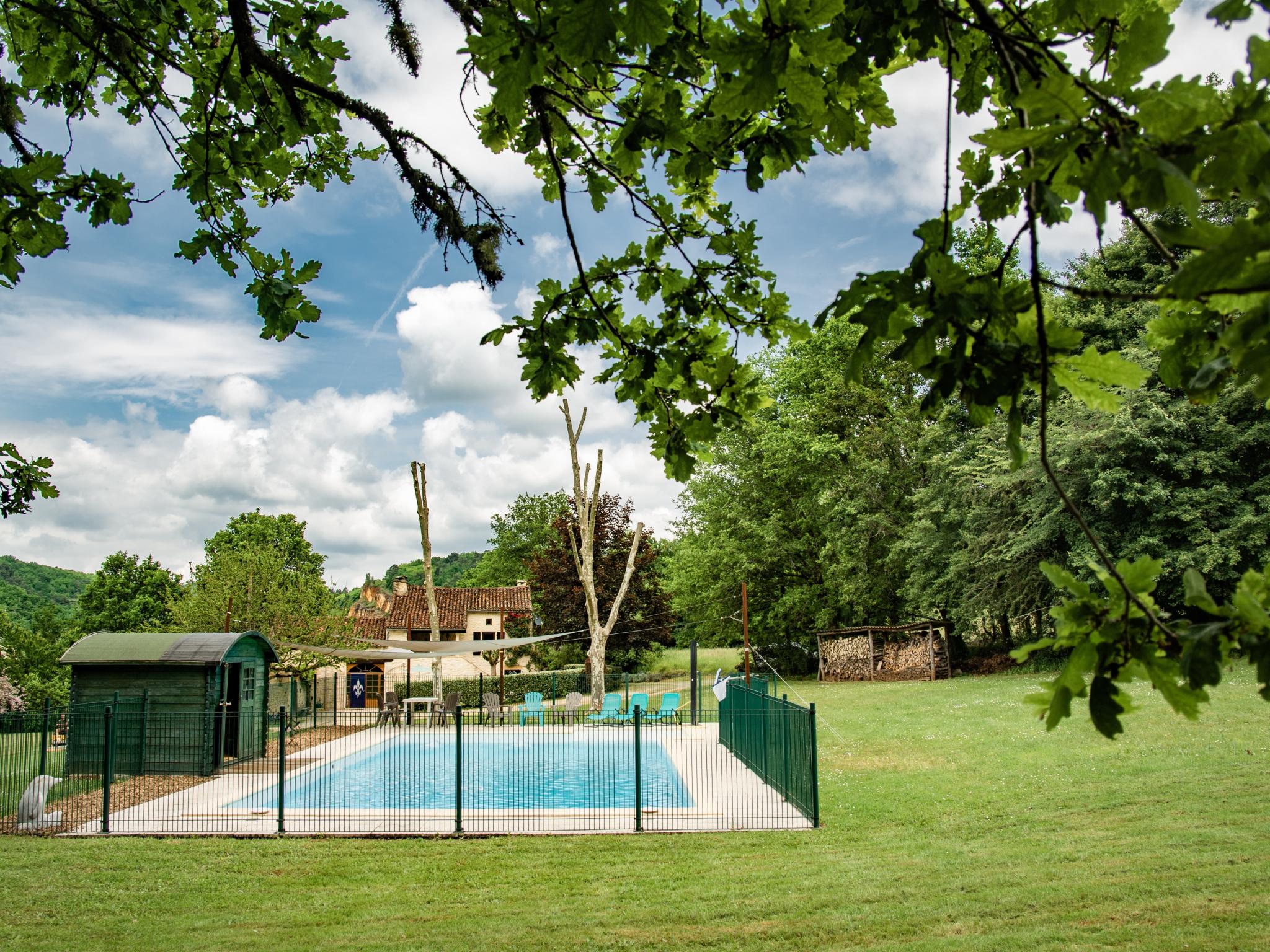 Swimming pool area at Loupiac 8pers in Puy-l'Evéque