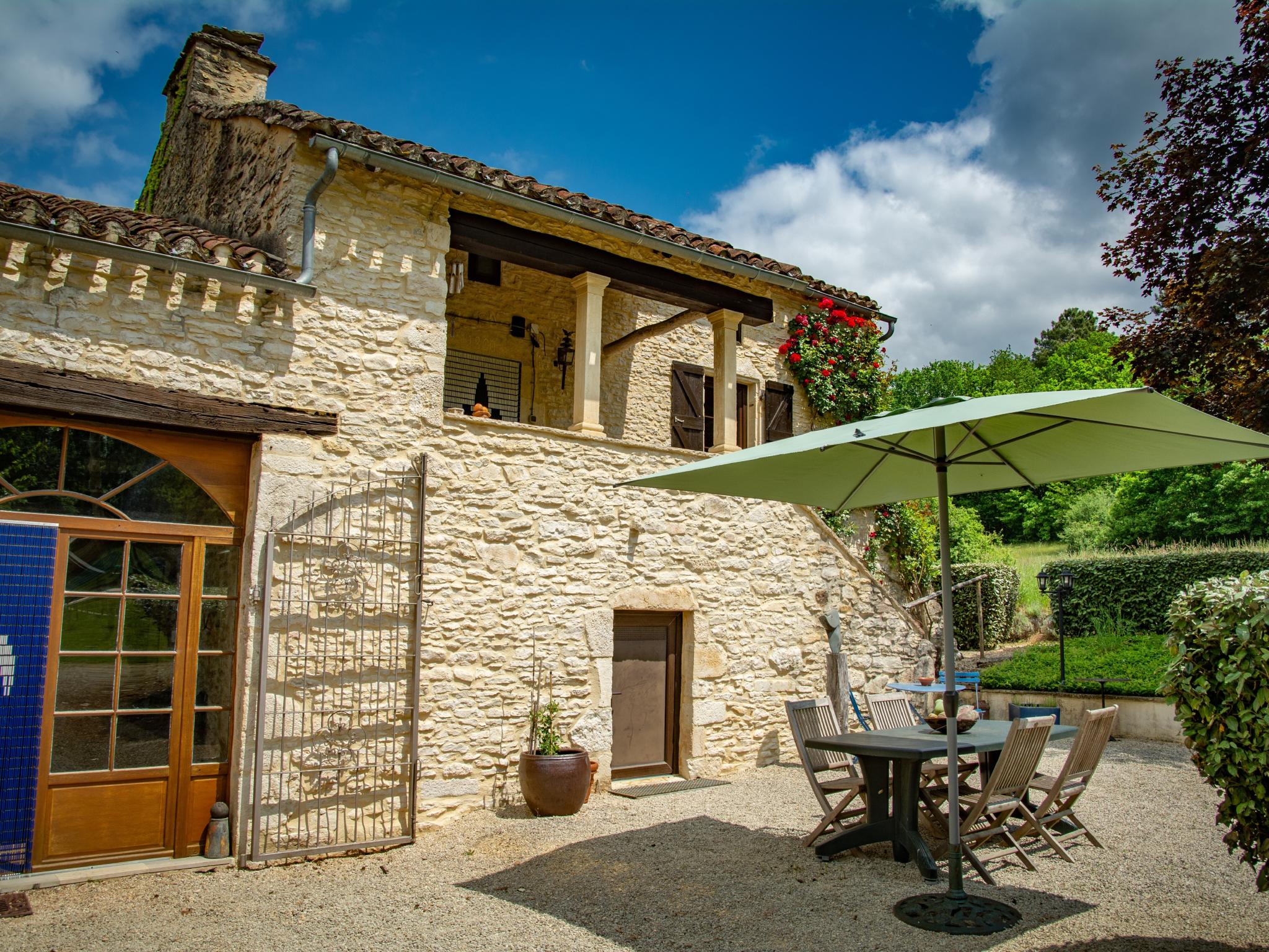 Bathroom facilities at Loupiac 8pers in Puy-l'Evéque