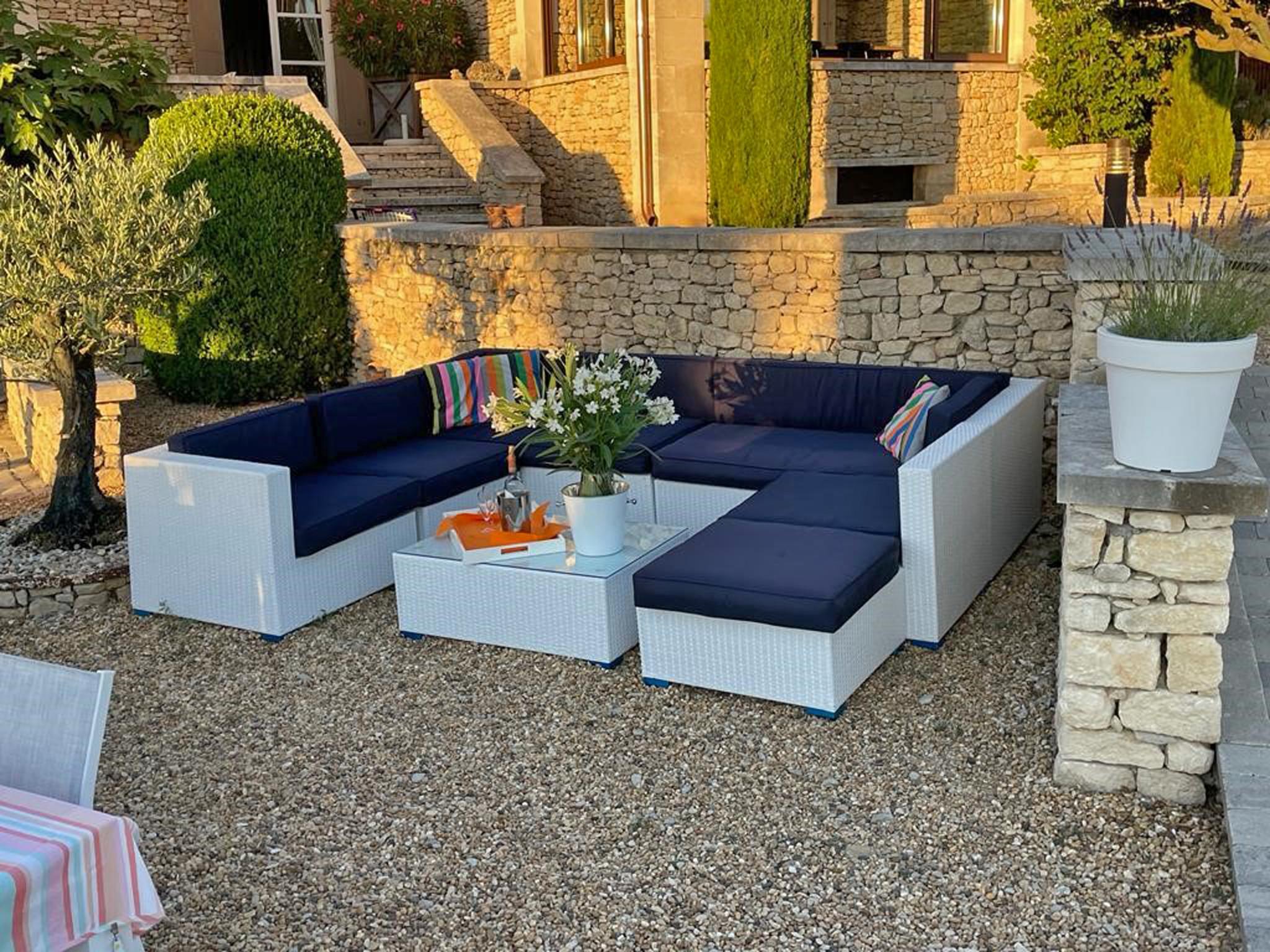 Bedroom with comfortable beds at Grands Abayers in Apt