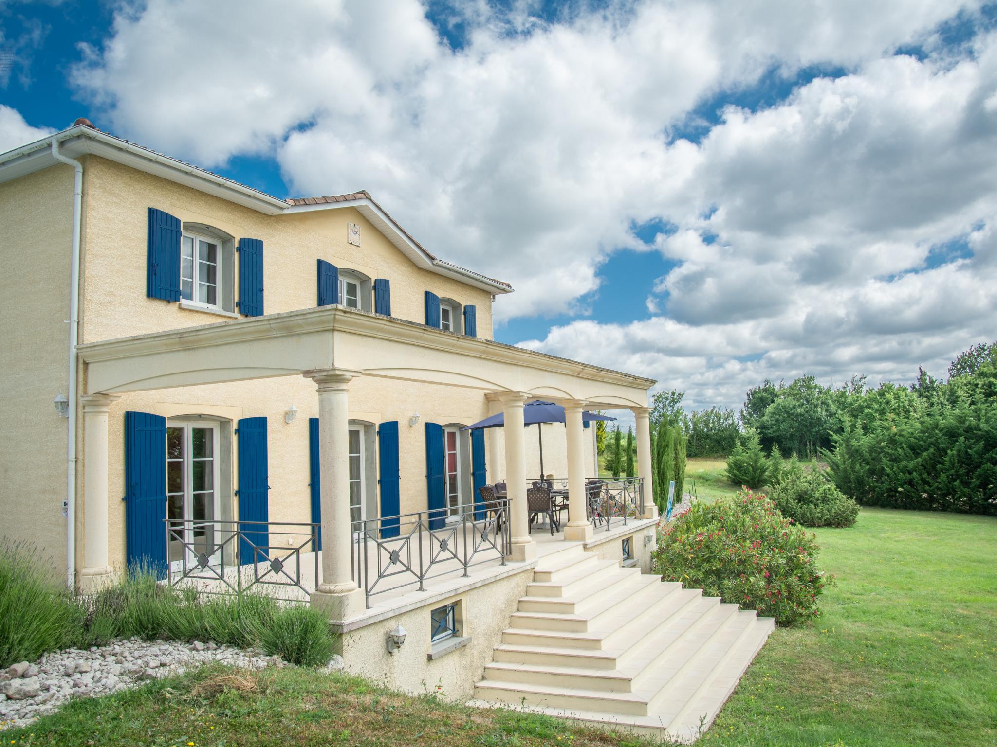 Swimming pool area at Villa de Montaigu in Montaigu de Quercy
