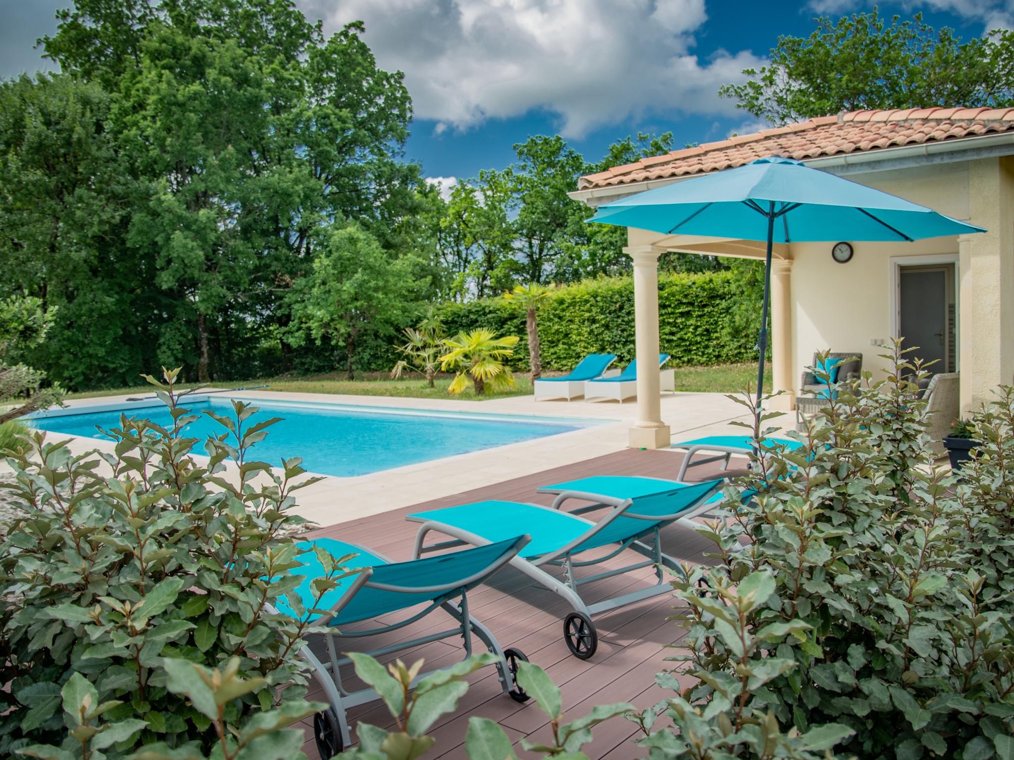 Modern kitchen at Villa de Montaigu in Montaigu de Quercy