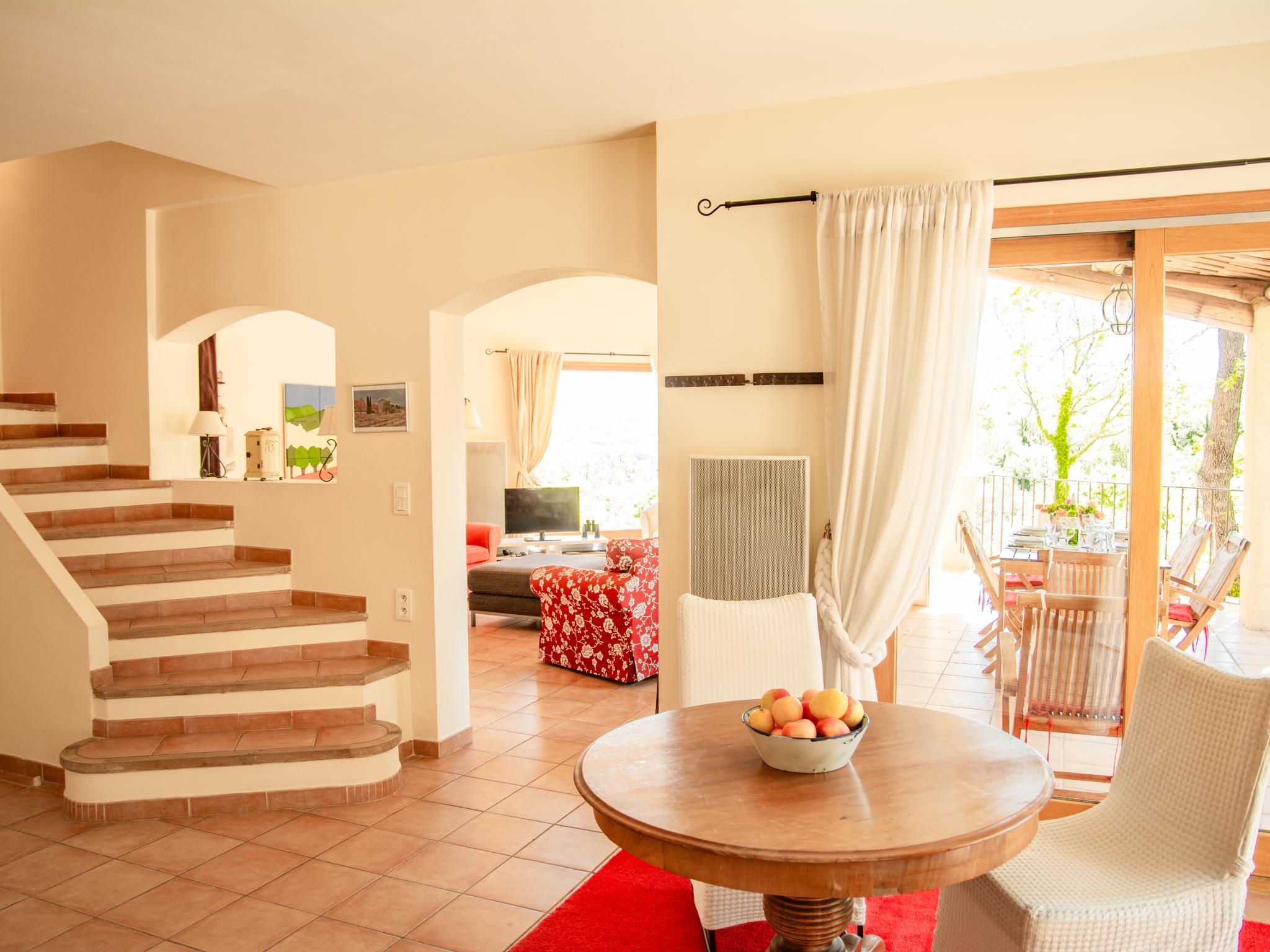 Swimming pool area at Villa Bellegarde in Saignon