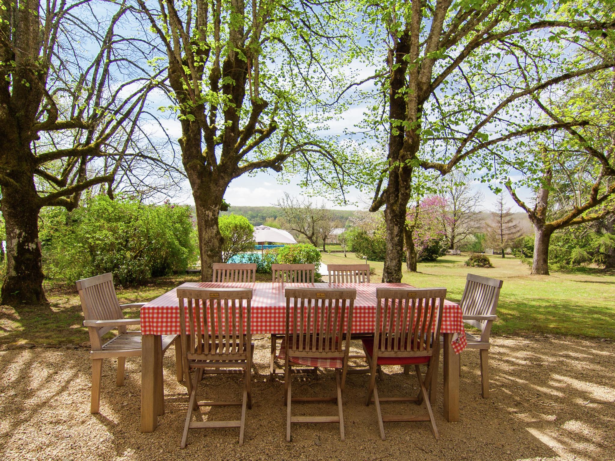 Swimming pool area at Manoir La Peyrade in Brouchaud