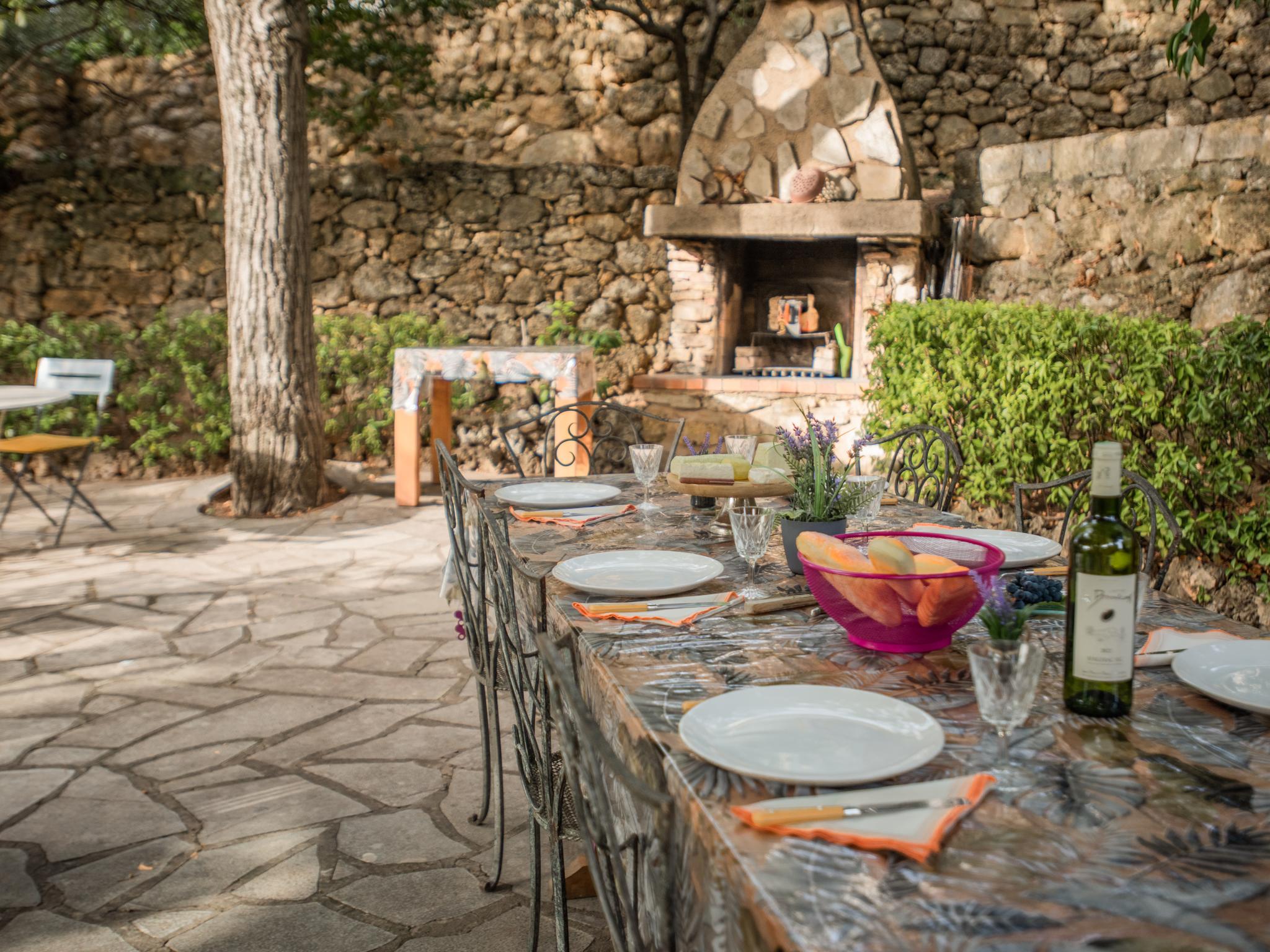 Swimming pool area at La Louzie in Salernes