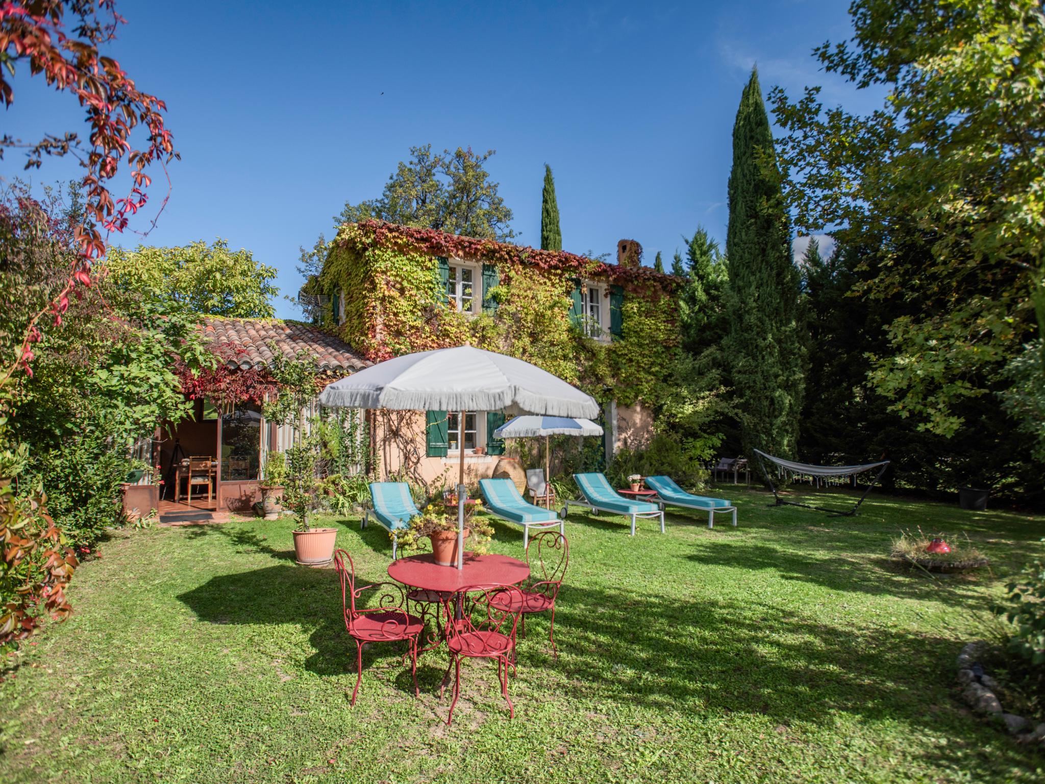 Bathroom facilities at La petite maison de la ferme rose in Moustiers-Sainte-Marie