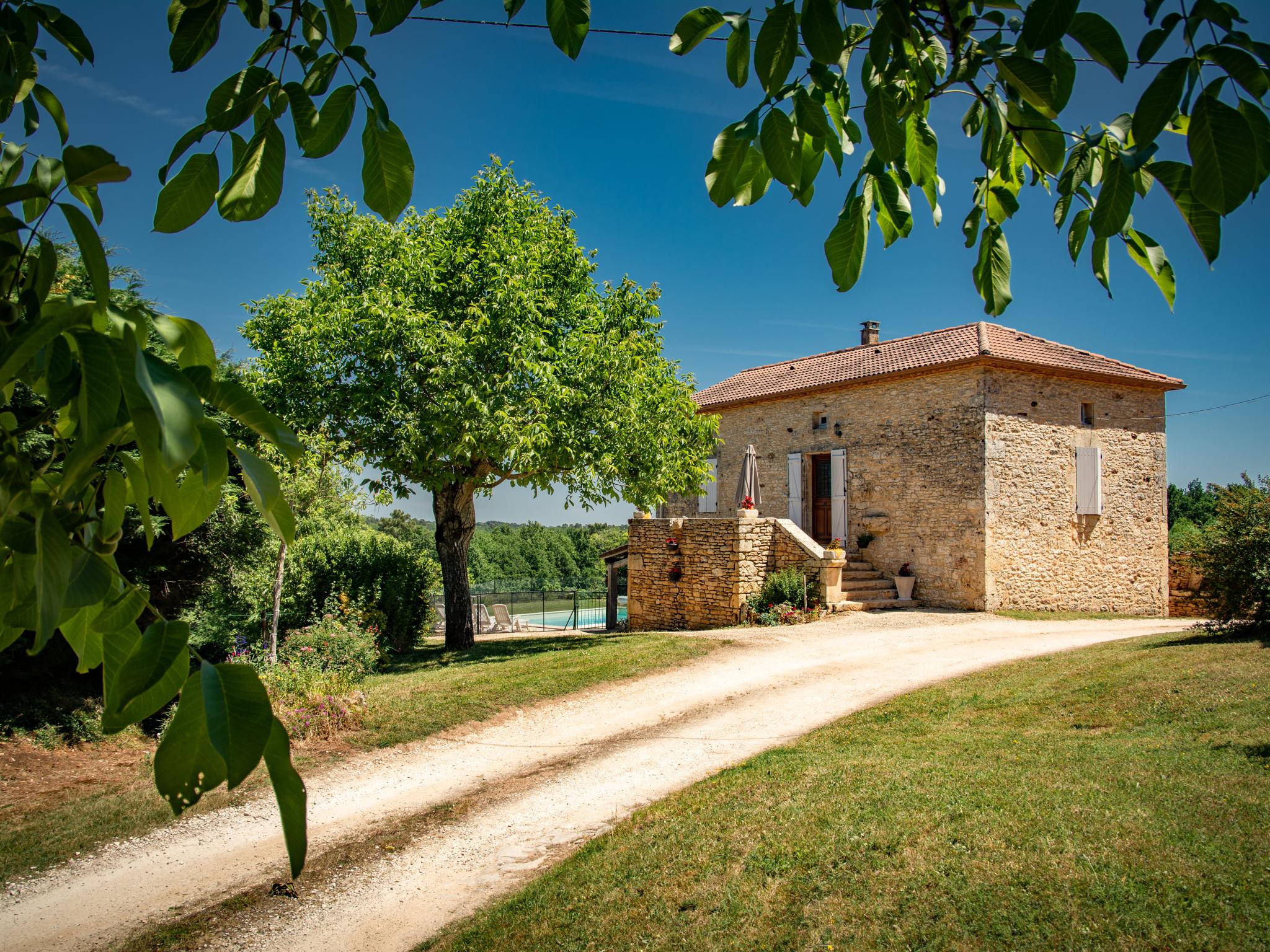 Bedroom with comfortable beds at Gite Girou Haut in Montcabrier