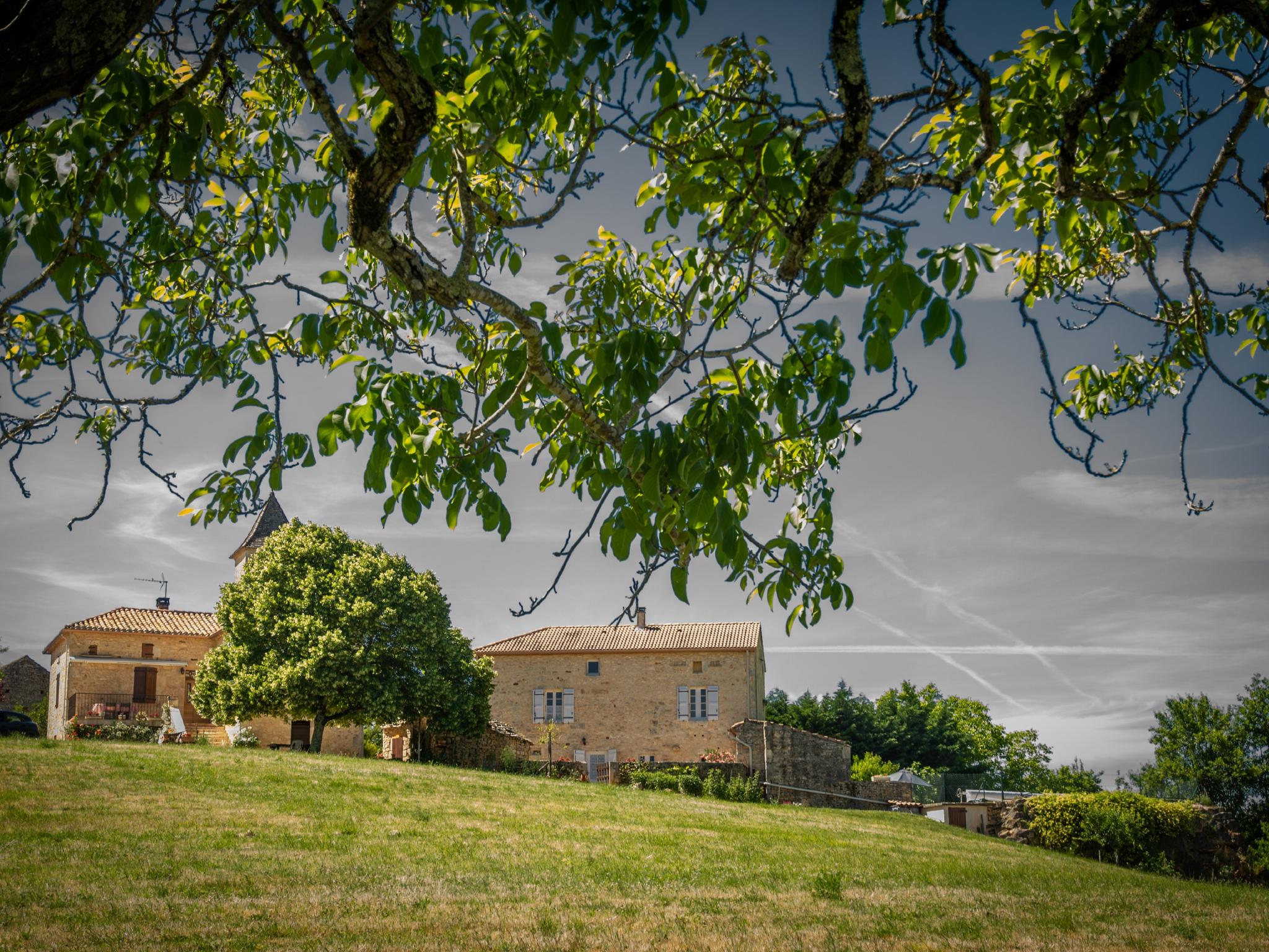 Swimming pool area at Maison Girou Haut in Montcabrier
