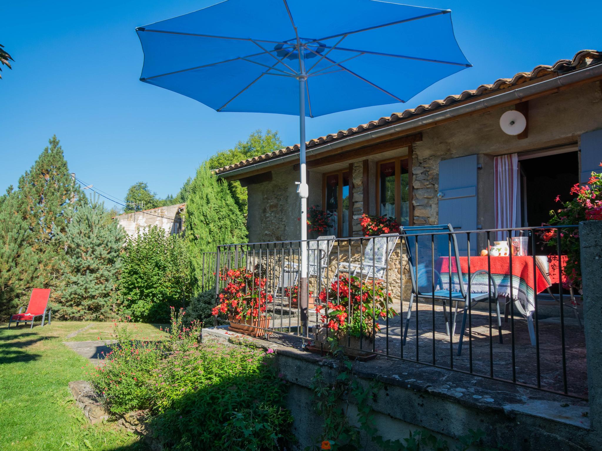 Modern kitchen at Gite des Kathares in Montferrier