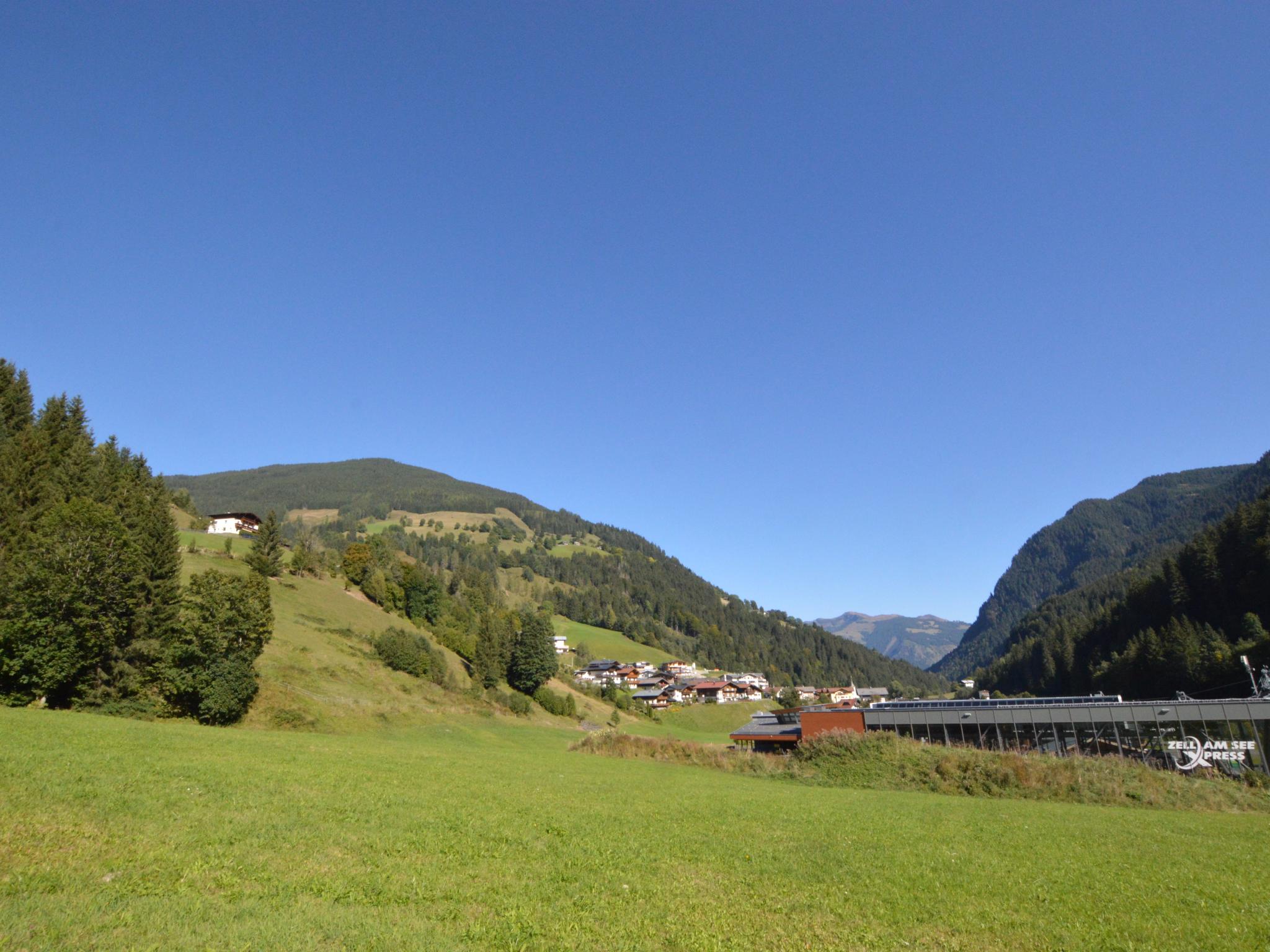 Swimming pool area at Drei Berge Top 5 in Viehhofen