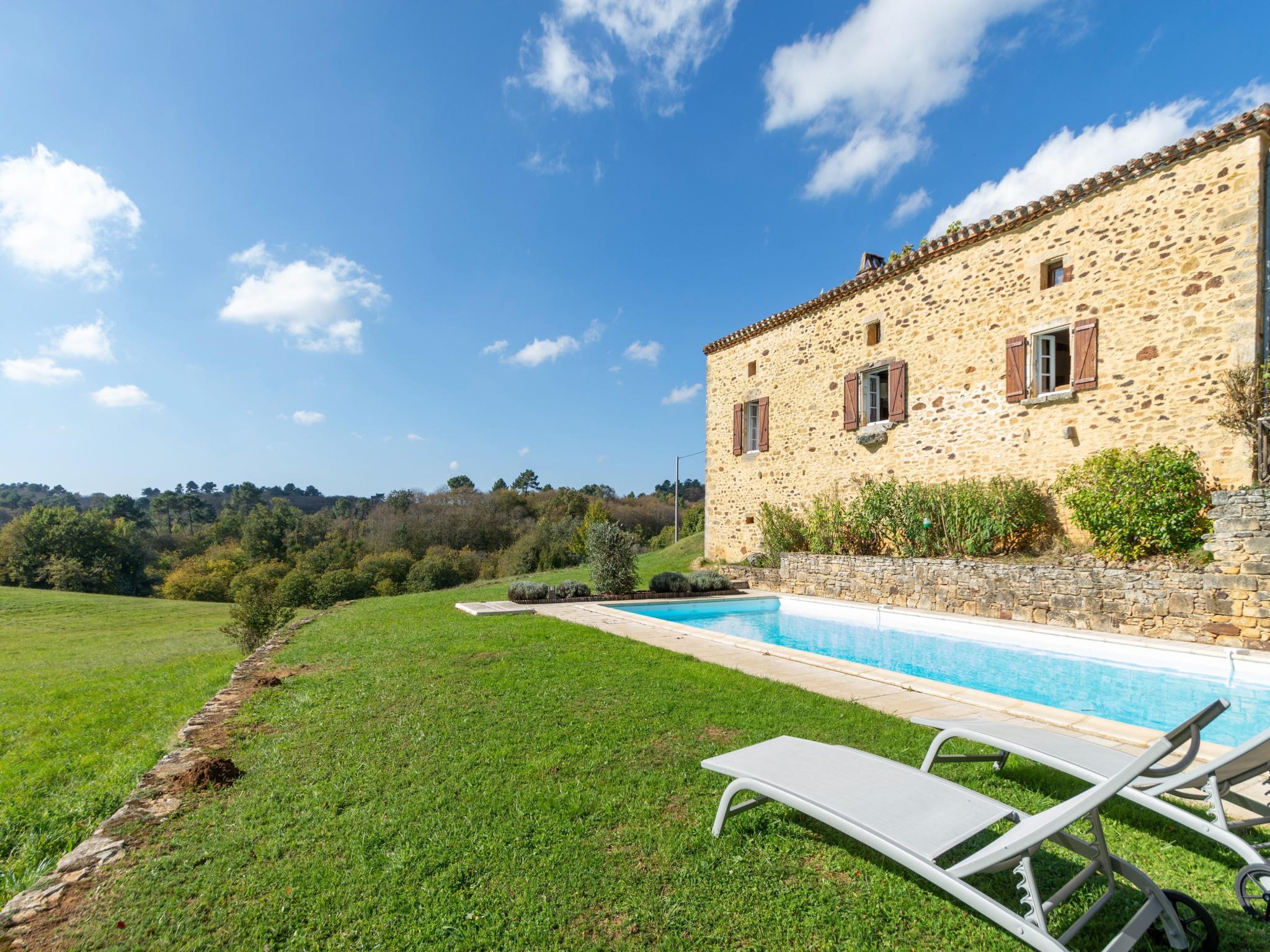 Bedroom with comfortable beds at Maison Mayne Haute in Sauveterre-la-Lémance