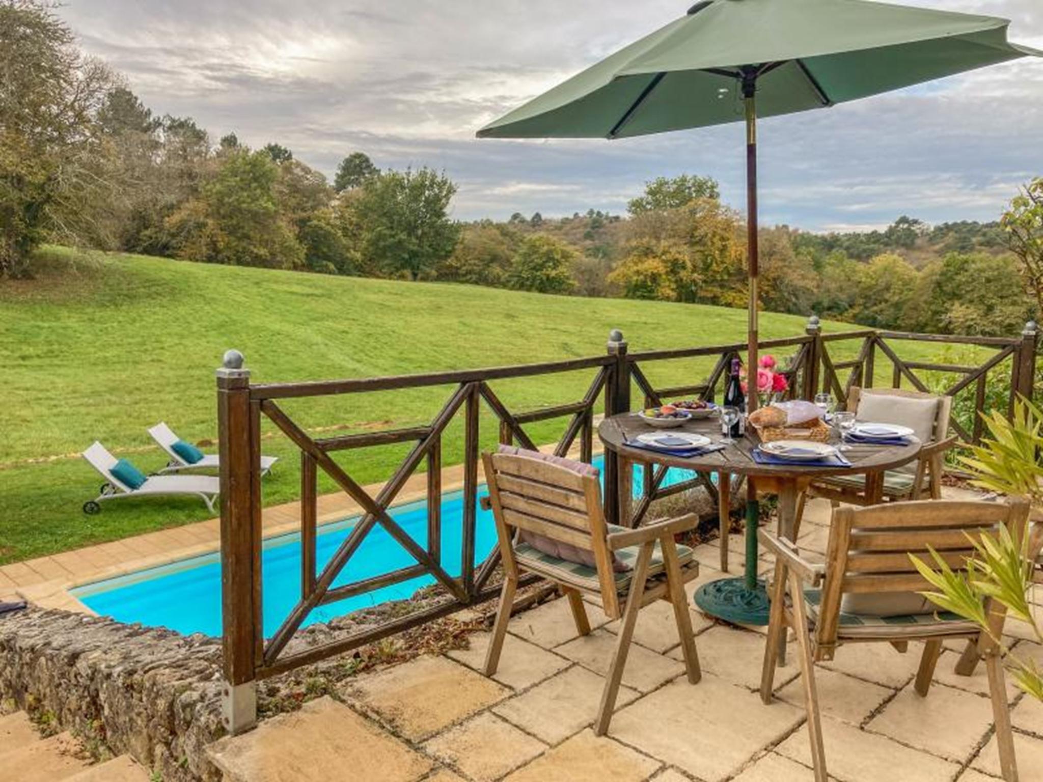 Swimming pool area at Maison Sauveterre in Sauveterre-la-Lémance