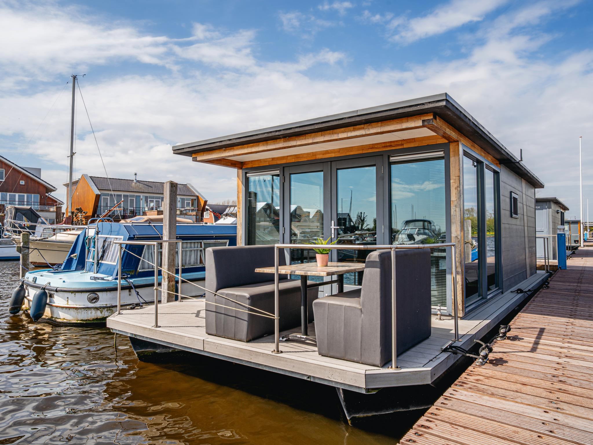 Tiny houseboat Uitgeest I