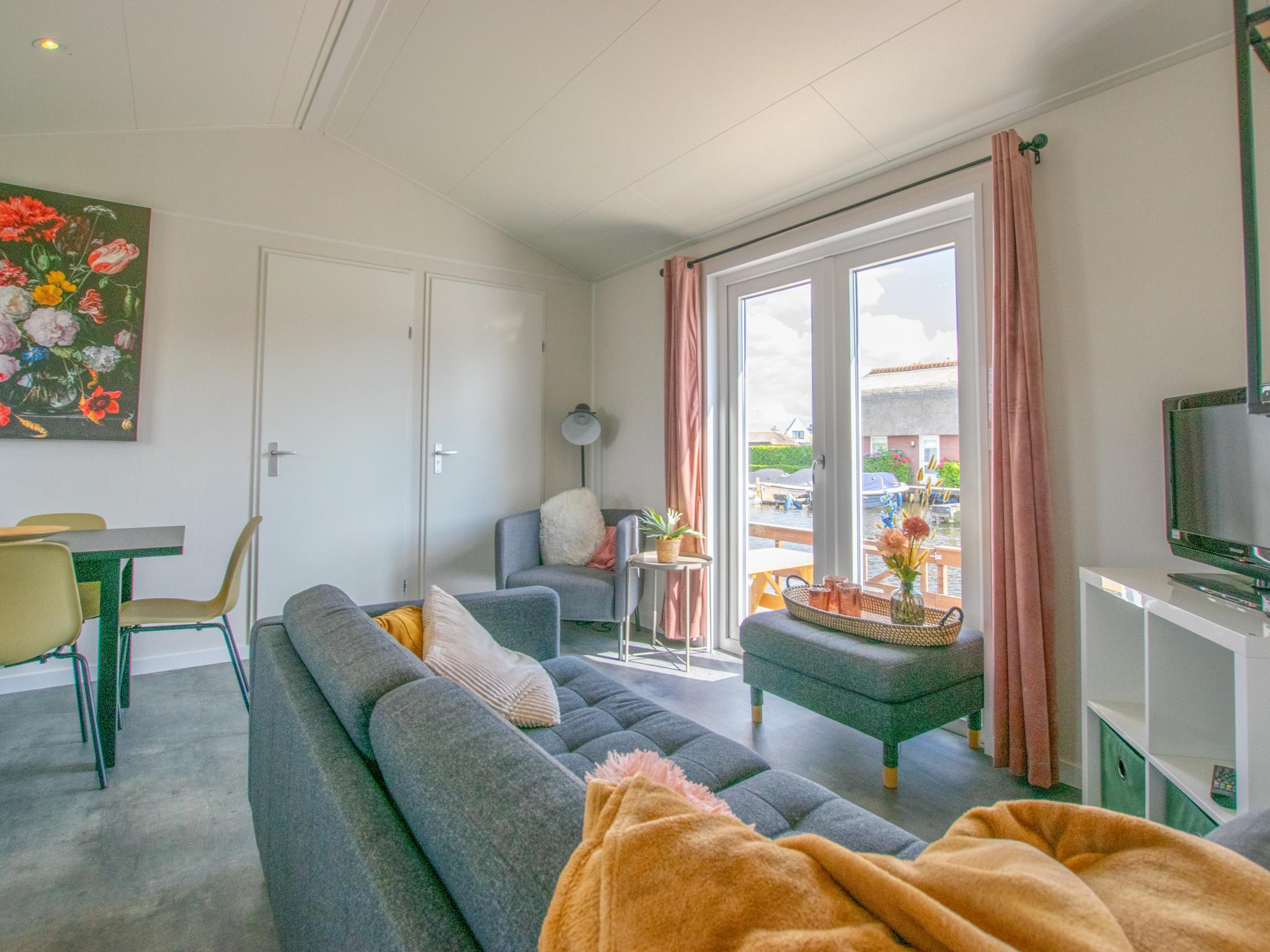 Bedroom with comfortable beds at Grote Karekiet 24-30 in Breukelen