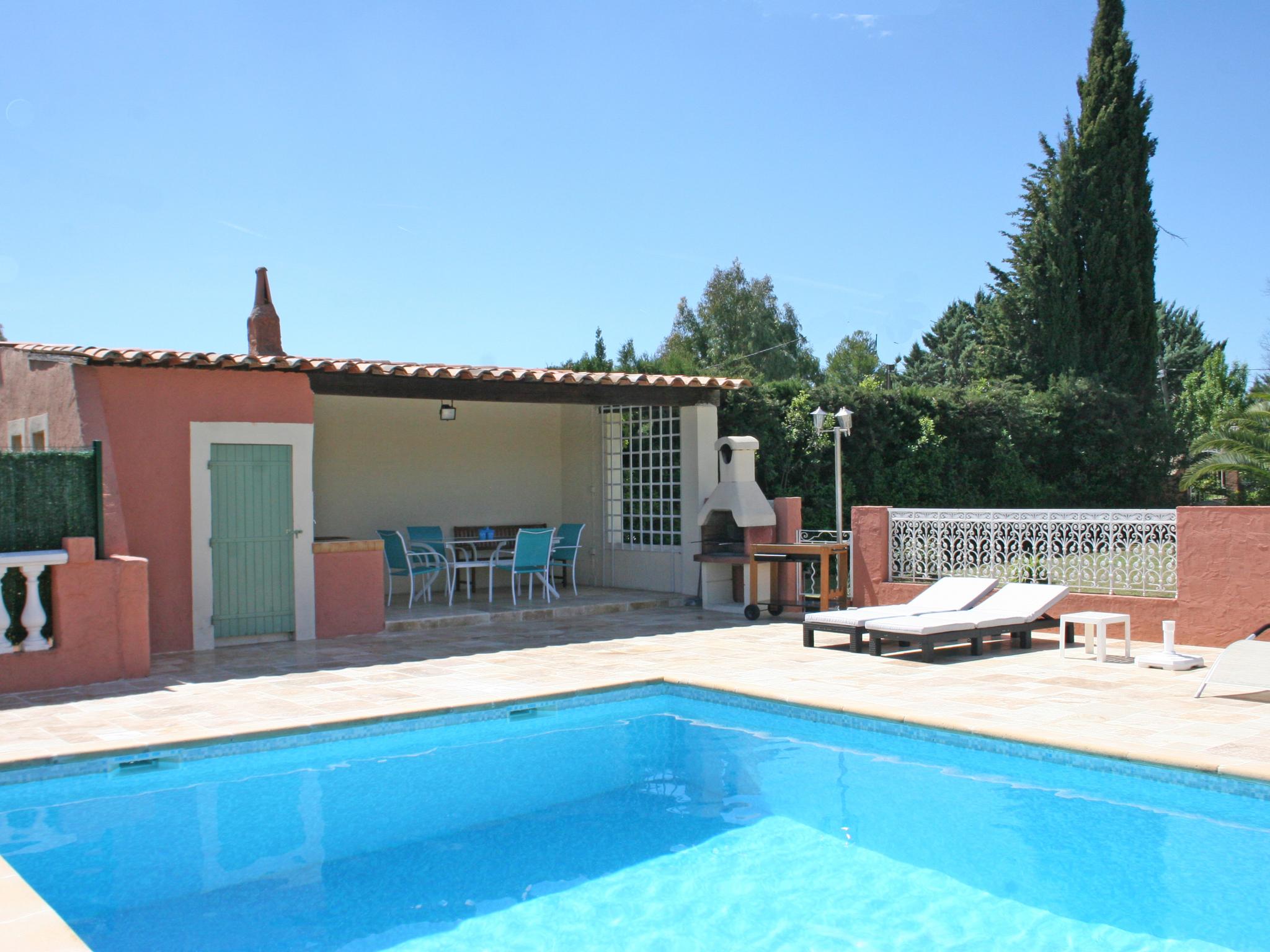 Swimming pool area at Villa Nycou in Bagnols en Forêt