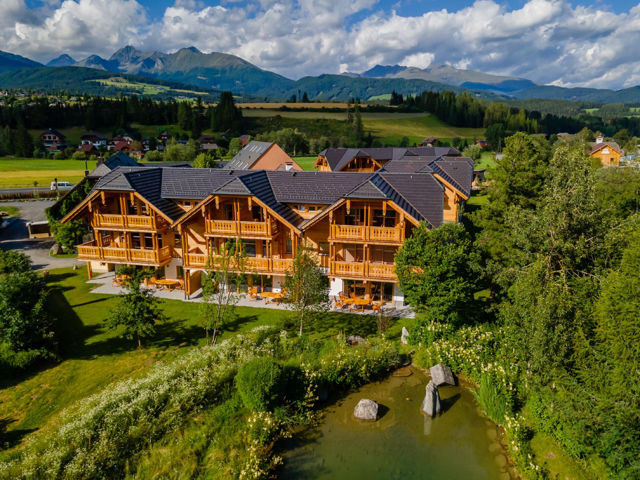 AlmApARTment Mauterndorf Pichl 9-3 Mauterndorf -
<ul>
<li>Directe toegang tot meerdere skigebieden, waaronder Grosseck-Speiereck, Aineck Katschberg en Obertauern, met een breed scala aan pistes en sneeuwzekerheid.</li>
<li>10% korting op skihuur bij Sport2000 Pichler in Mariapfarr bij vertoning van reisbescheiden.</li>
<li>Uitgebreide faciliteiten zoals een sauna, relaxruimte en skiberging voor optimaal comfort na een dag op de piste.</li>
</ul>