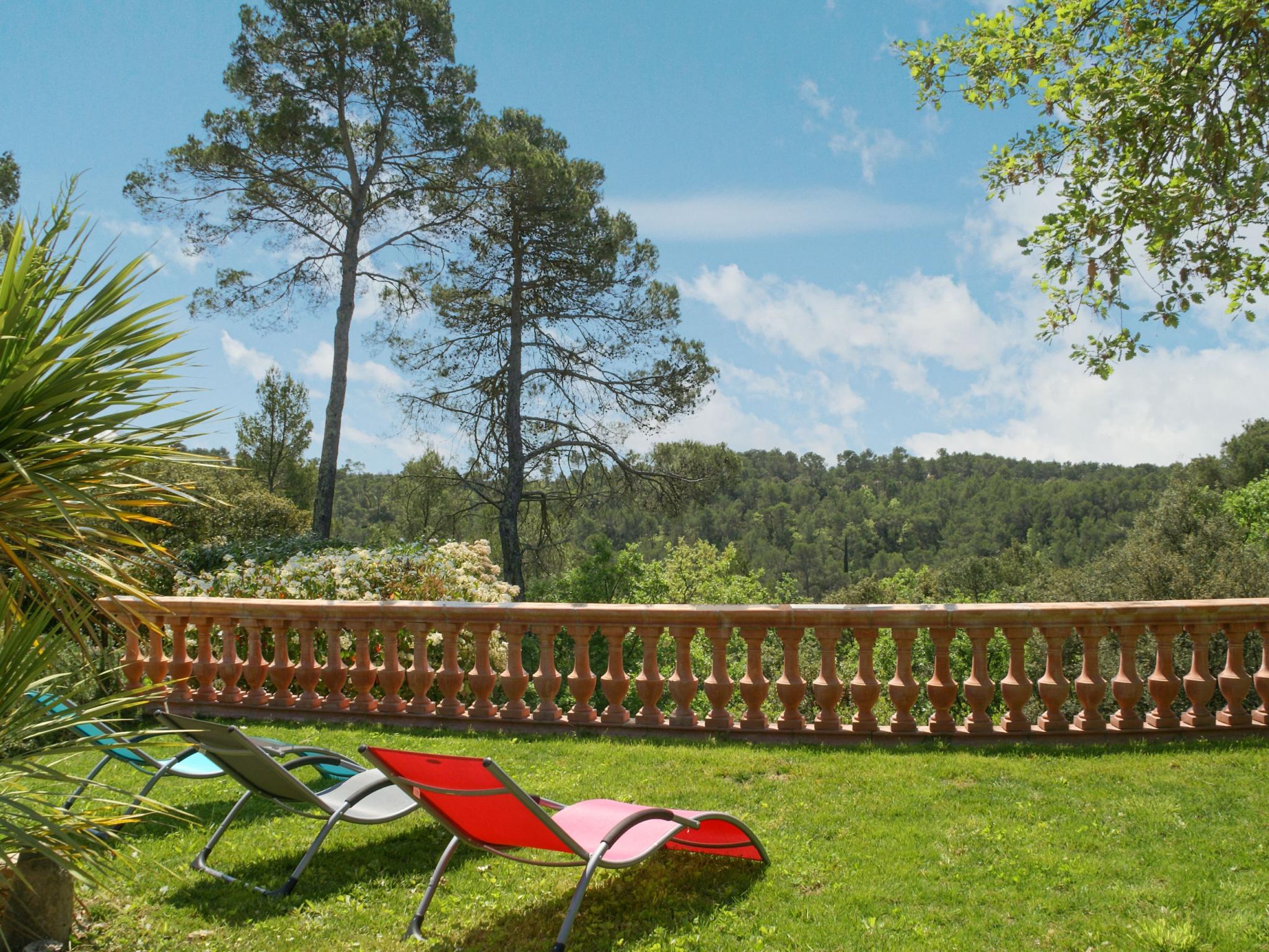 Bedroom with comfortable beds at La Bastide Romaine in Entrecasteaux