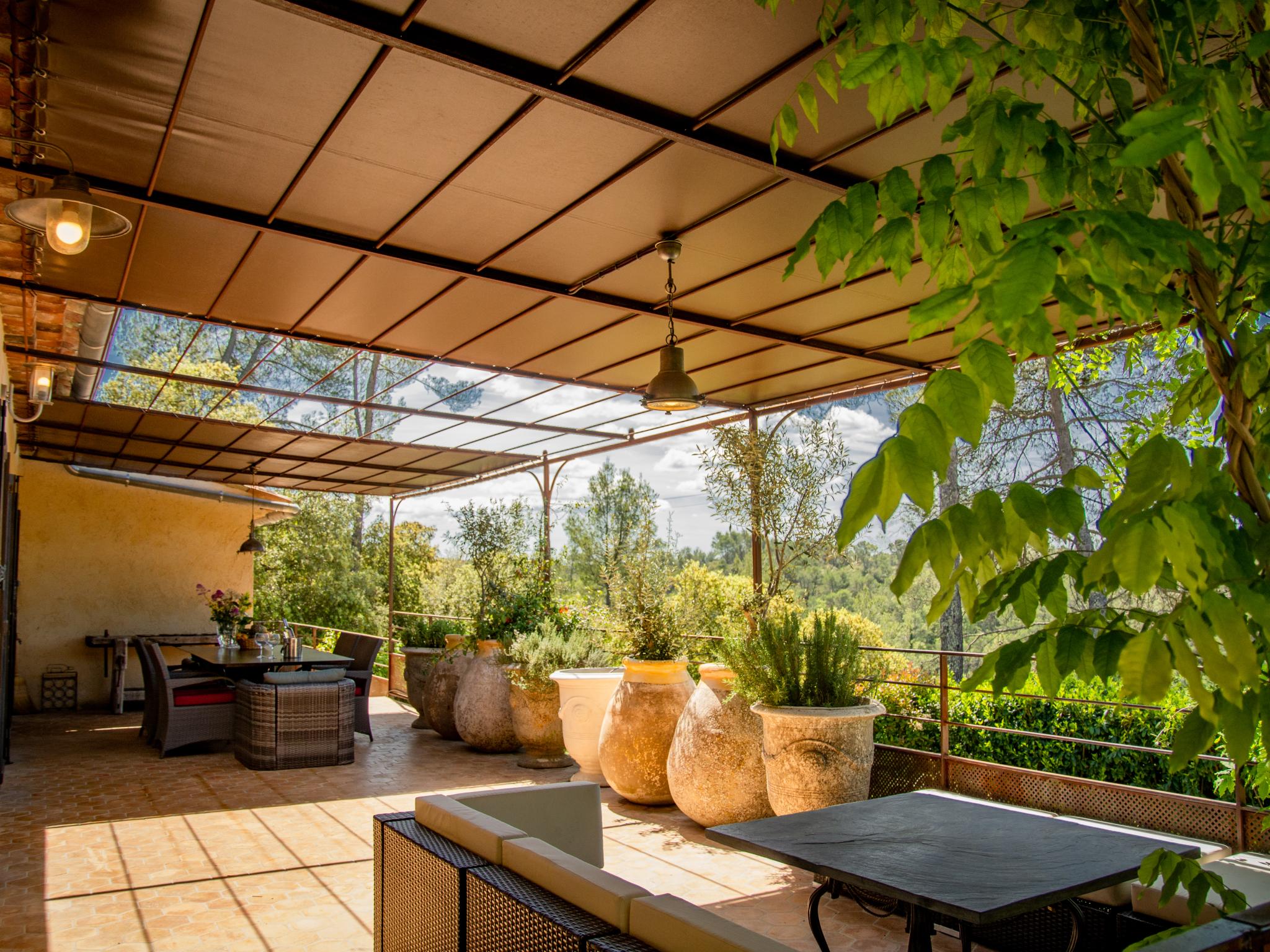 Bathroom facilities at La Bastide Romaine in Entrecasteaux
