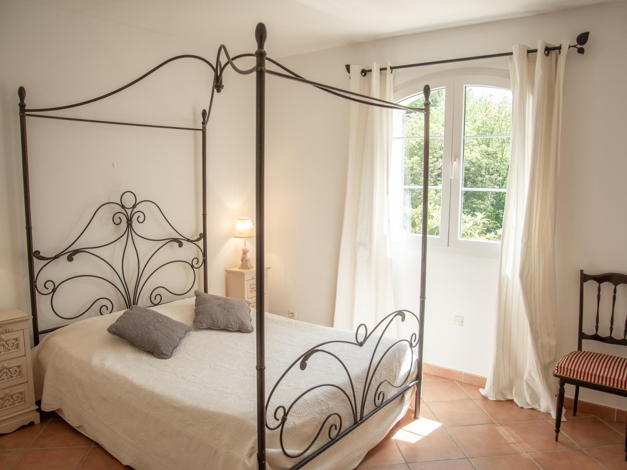 Swimming pool area at Maison Jaune in Cotignac