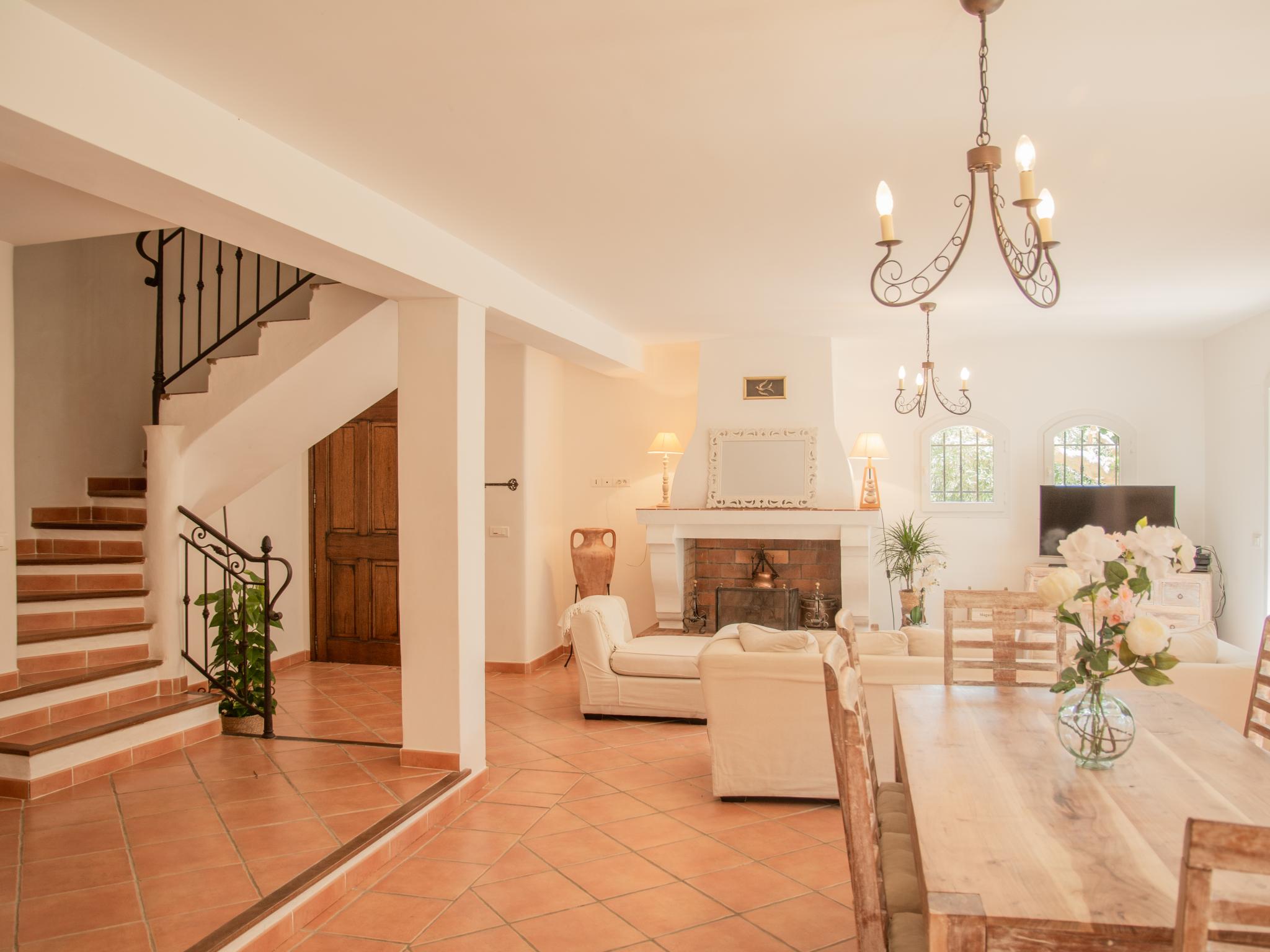 Modern kitchen at Maison Jaune in Cotignac