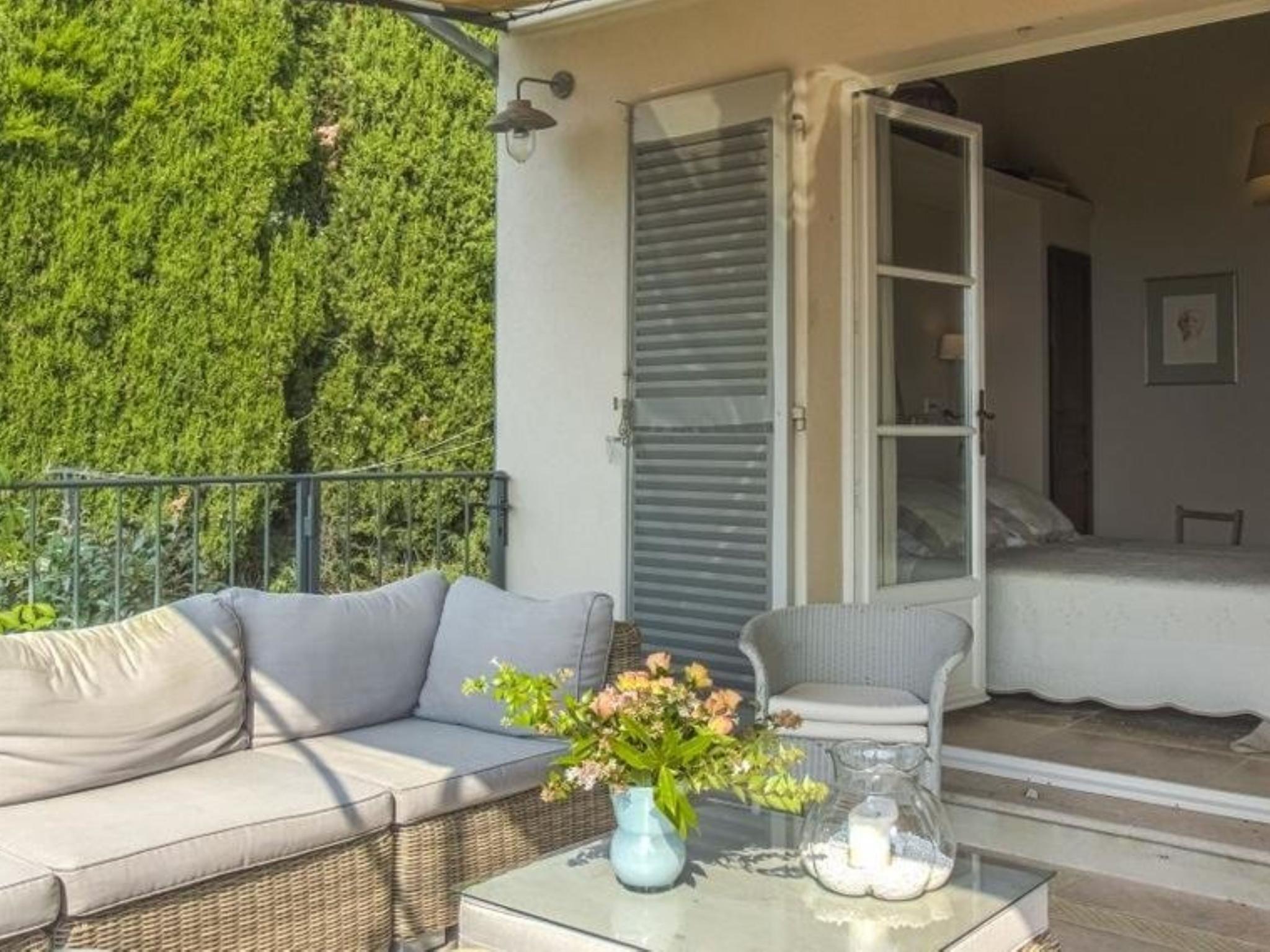 Swimming pool area at Villa Olivier in Callian