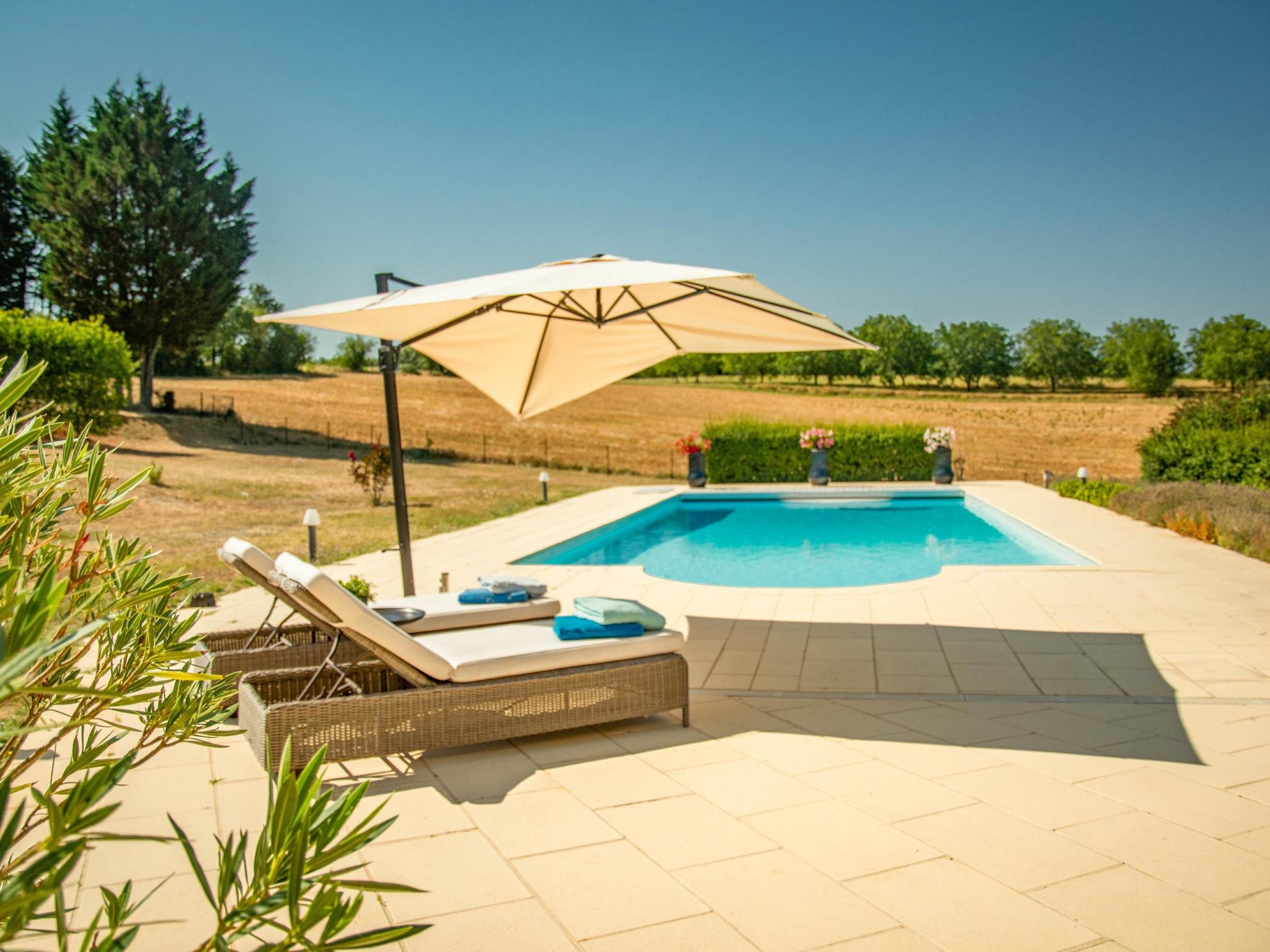 Swimming pool area at Les Graves in Saint Pierre Lafeuille