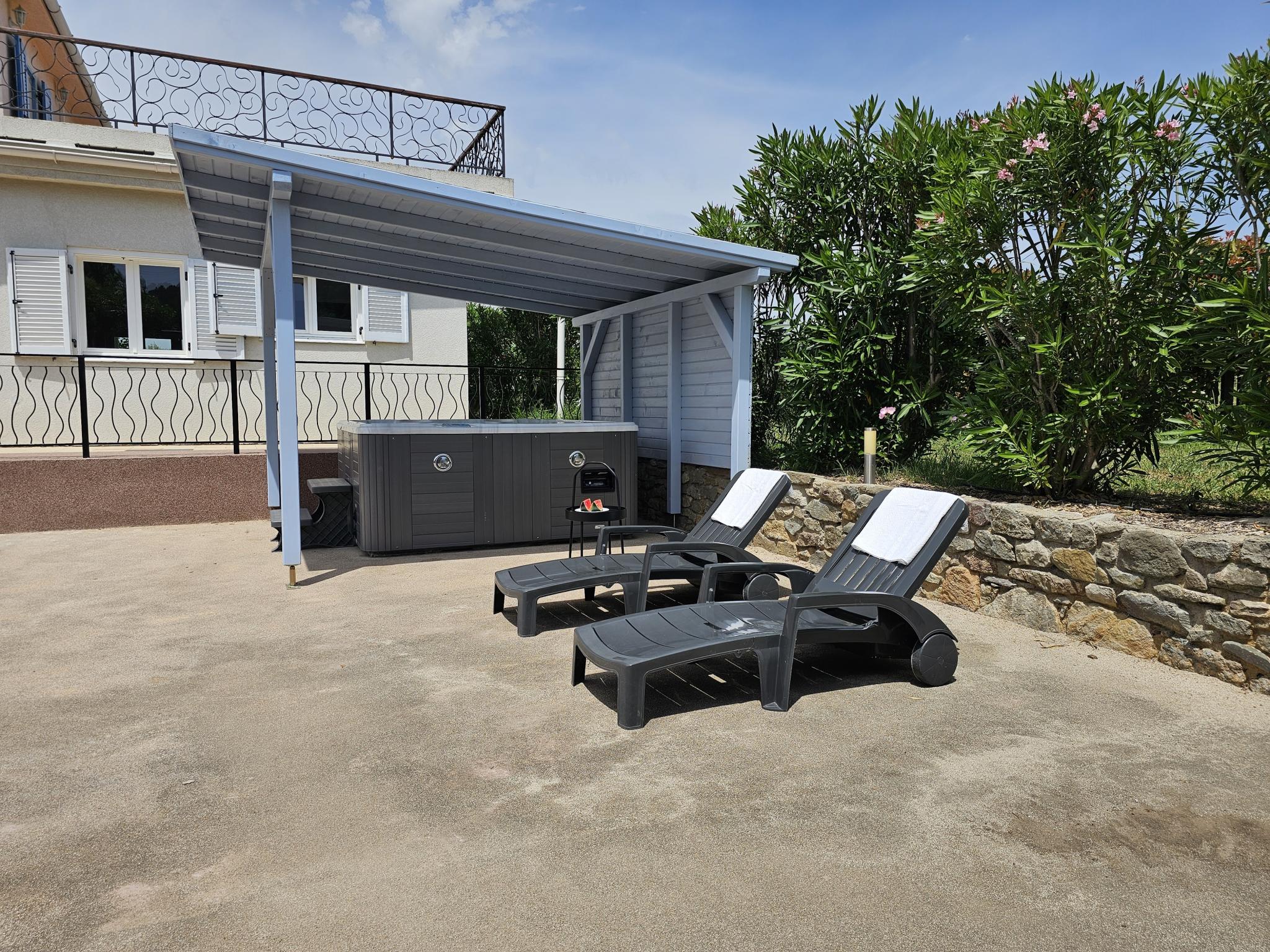 Swimming pool area at Clos des Oliviers in Oupia