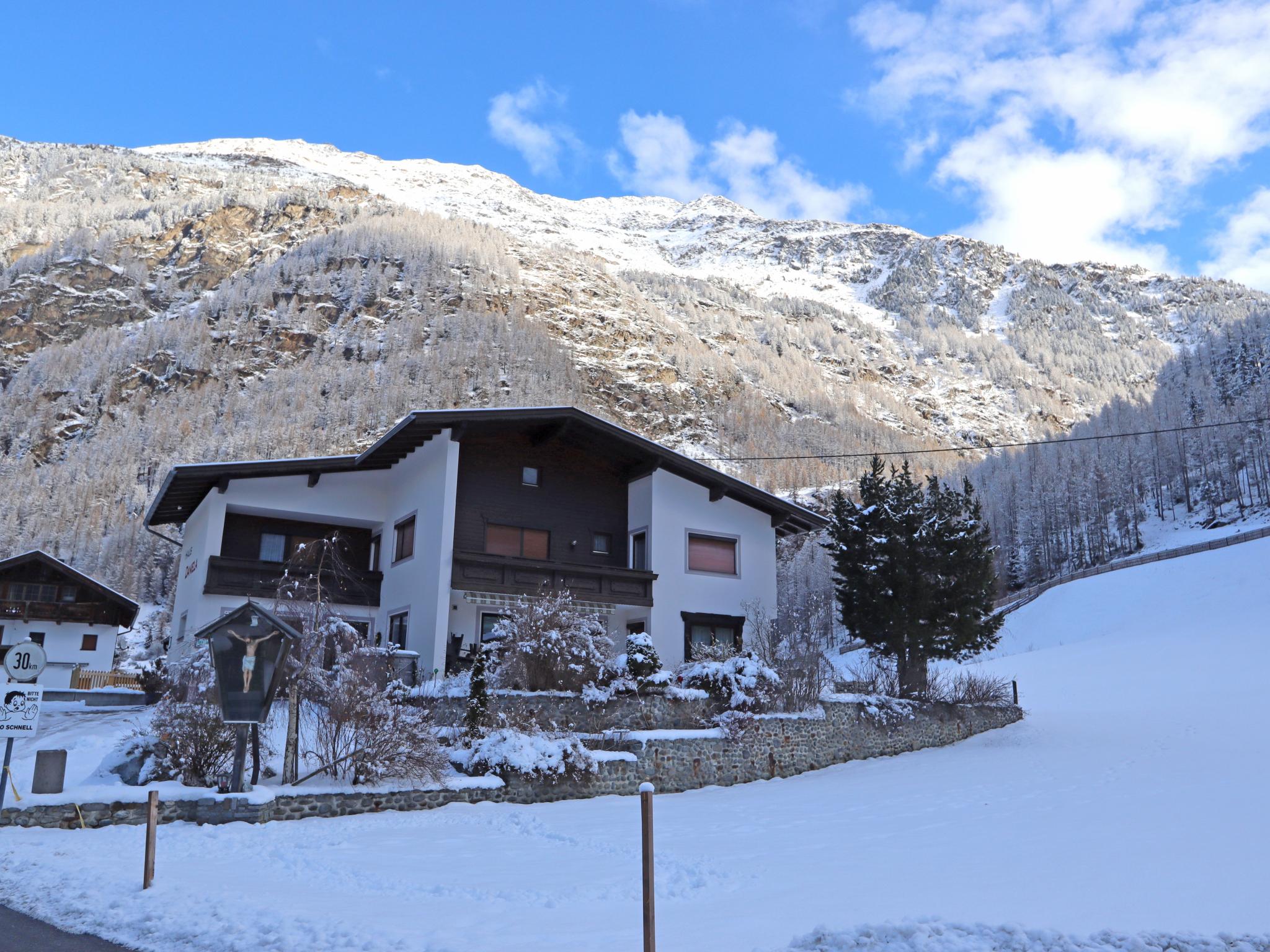 Haus Daniela Sölden - 
<ul>
  <li>Skibushalte direct voor de deur voor snelle toegang tot skigebieden</li>
  <li>Broodservice voor verse broodjes in de ochtend</li>
  <li>Dichtbij restaurants voor culinaire verwennerij na een skidag</li>
</ul>