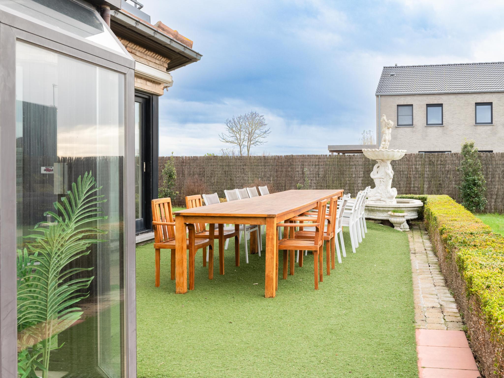 Bedroom with comfortable beds at De Golfbreker in Middelkerke