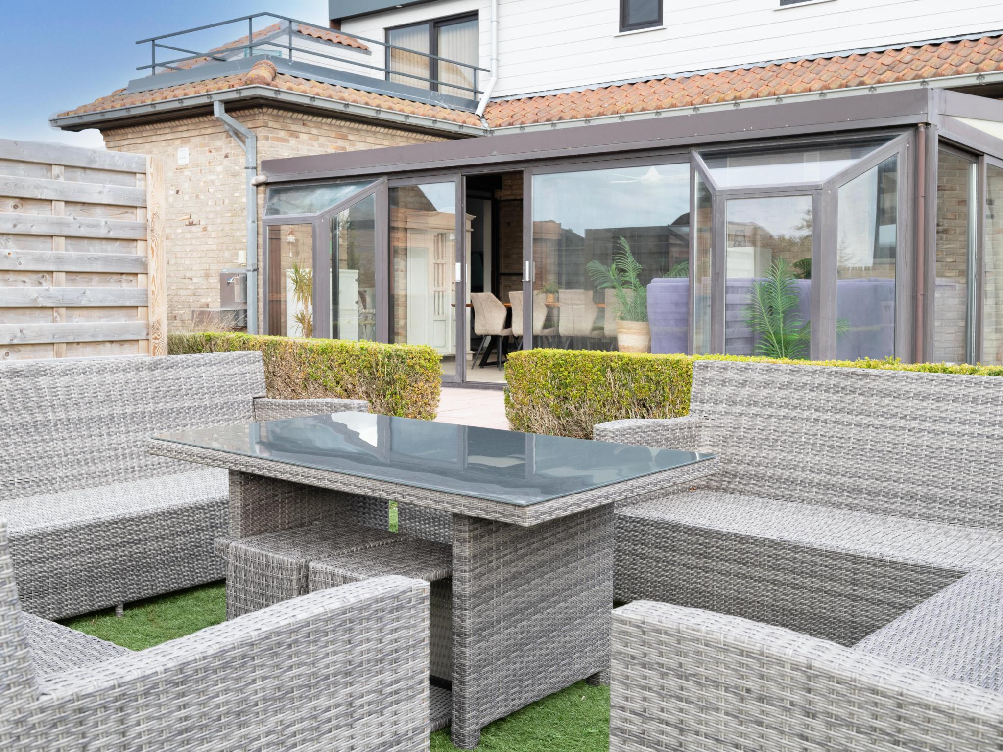 Outdoor terrace and views at De Golfbreker in Middelkerke
