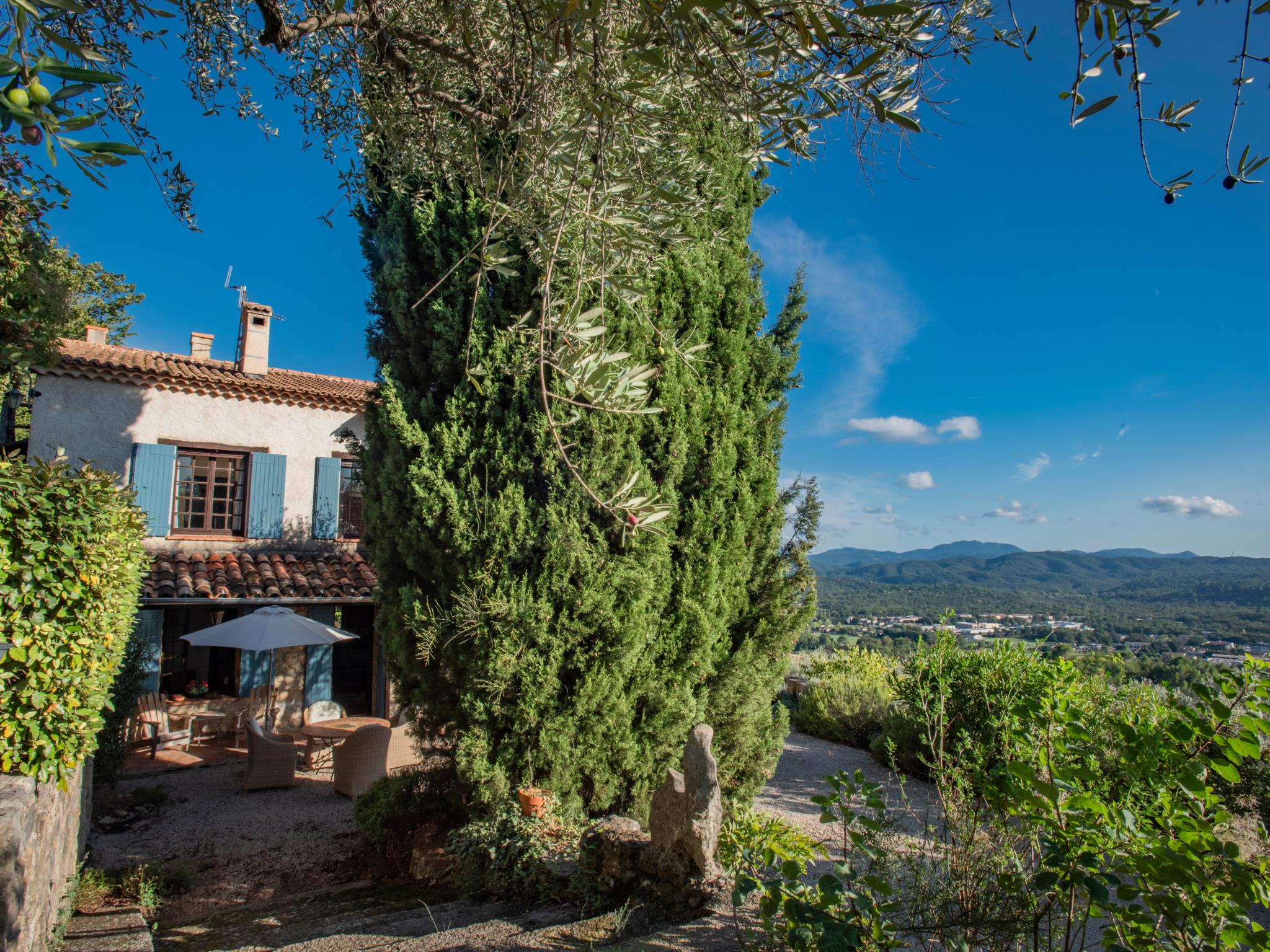 Bedroom with comfortable beds at Le Hérisson in Montauroux