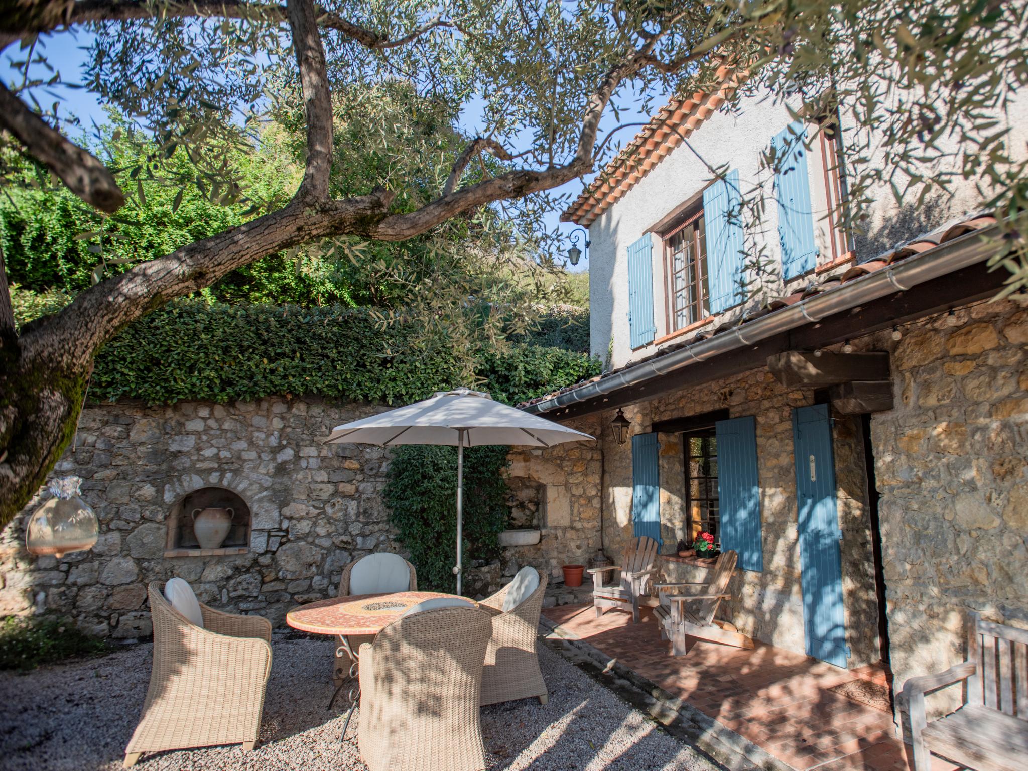 Bathroom facilities at Le Hérisson in Montauroux