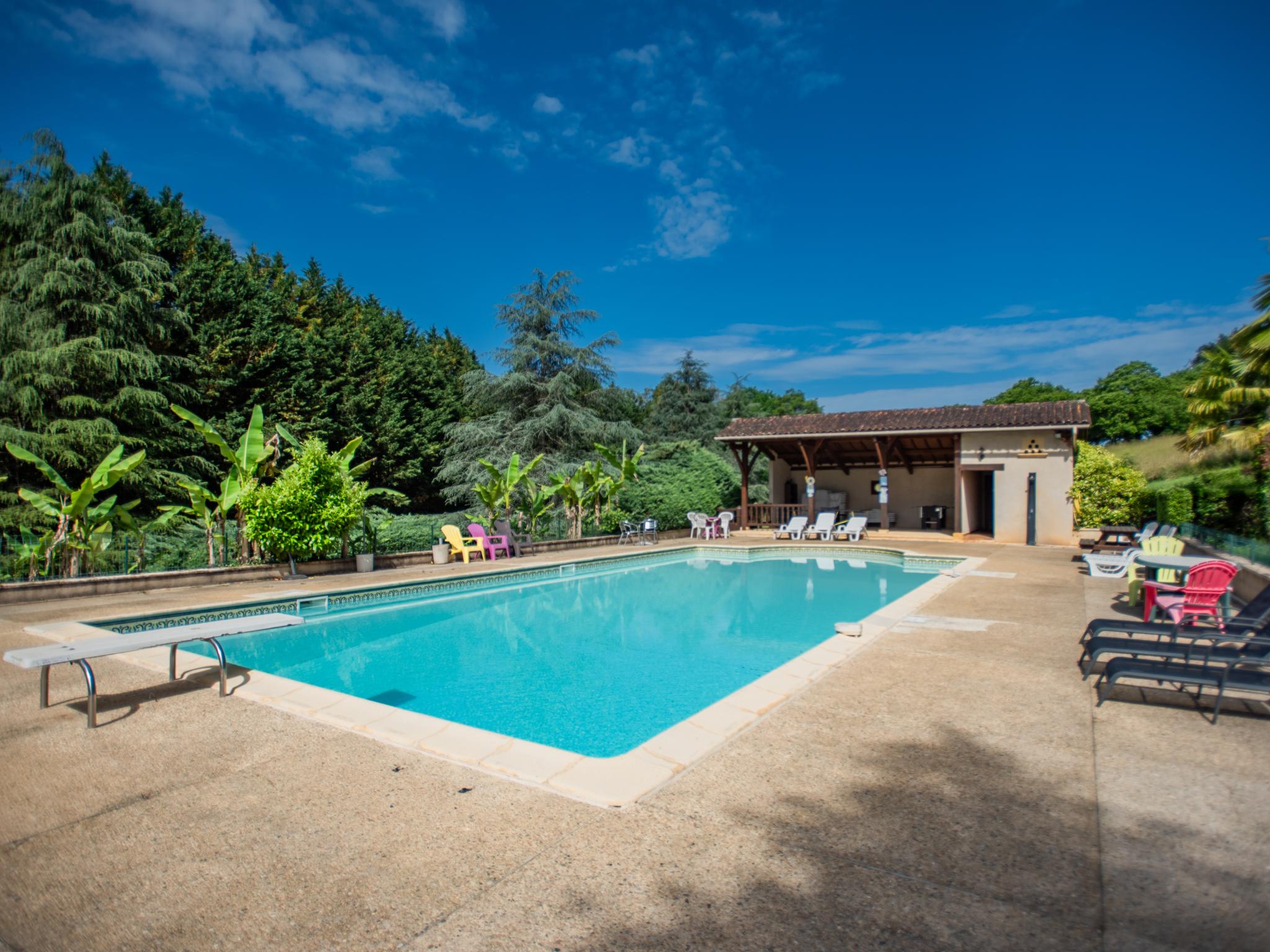 Swimming pool area at Gite Les Terrasses in Prats du Perigord