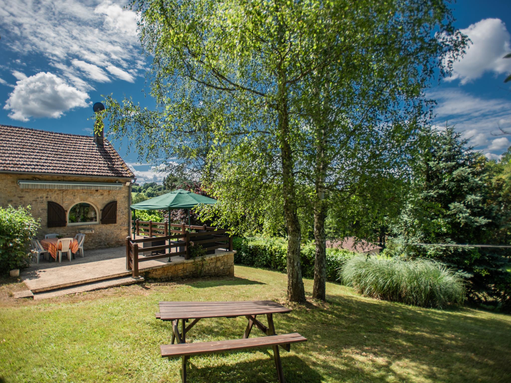 Bathroom facilities at Gite Les Terrasses in Prats du Perigord