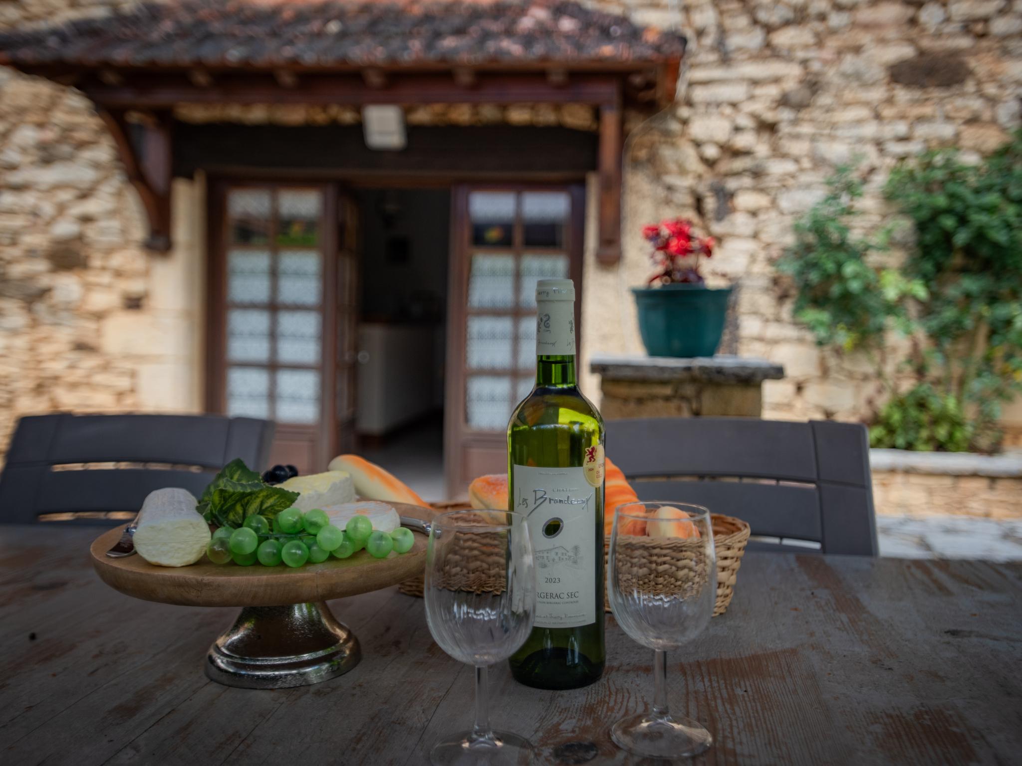 Modern kitchen at Le Tilleuil en Périgord in Prats du Perigord
