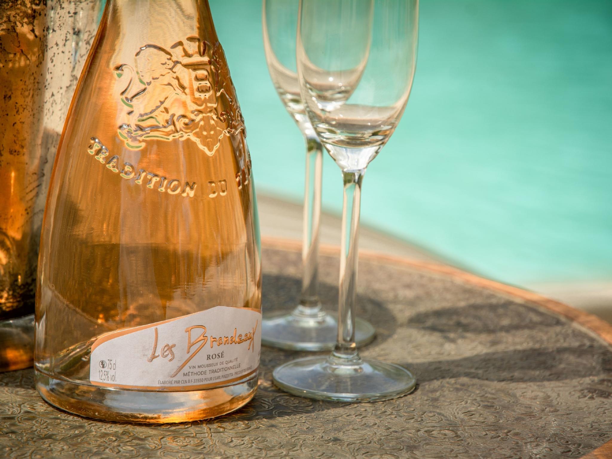 Bathroom facilities at Gite La Folie in Saint Maurin