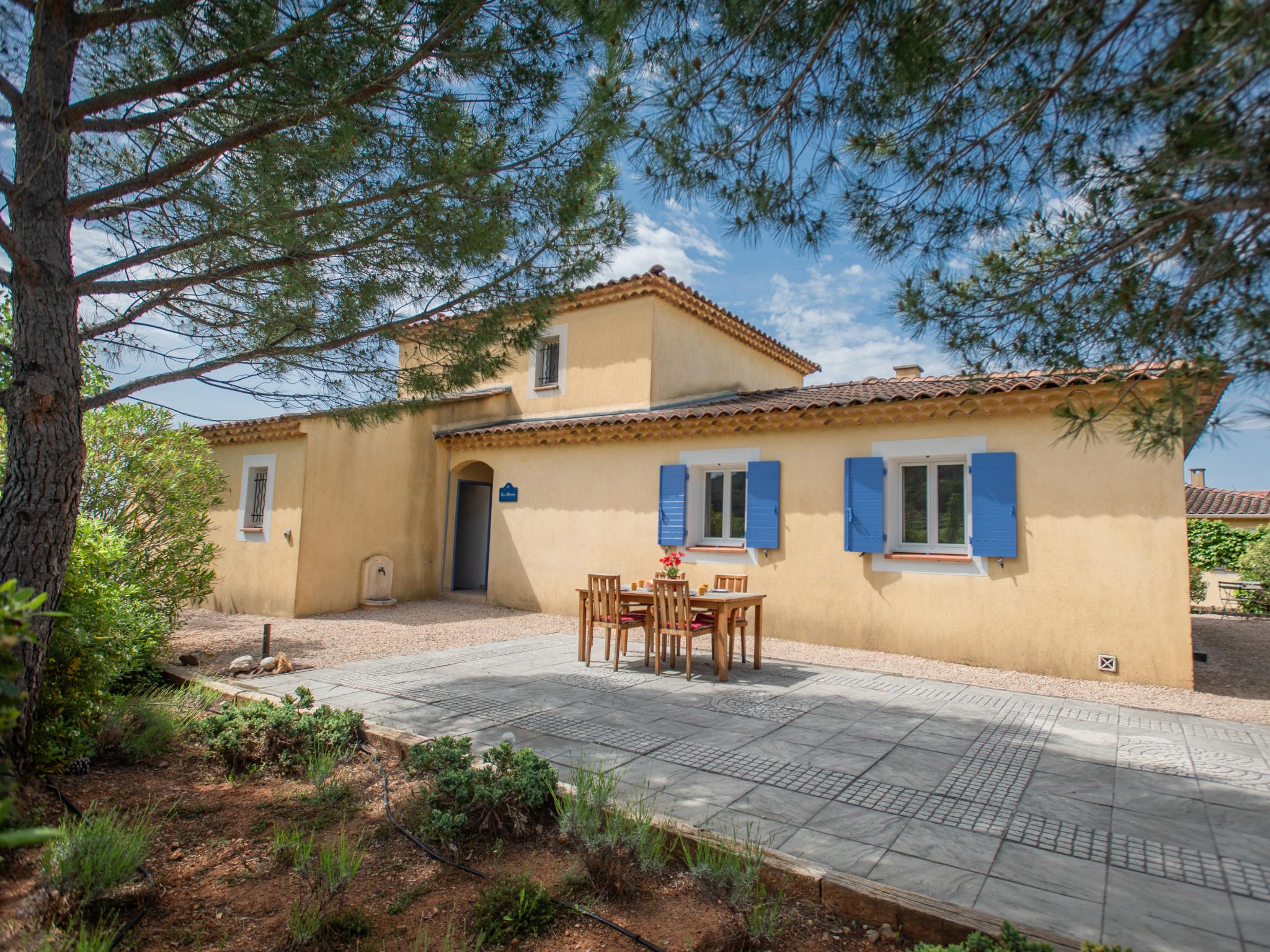 Swimming pool area at Les Burons in Aups