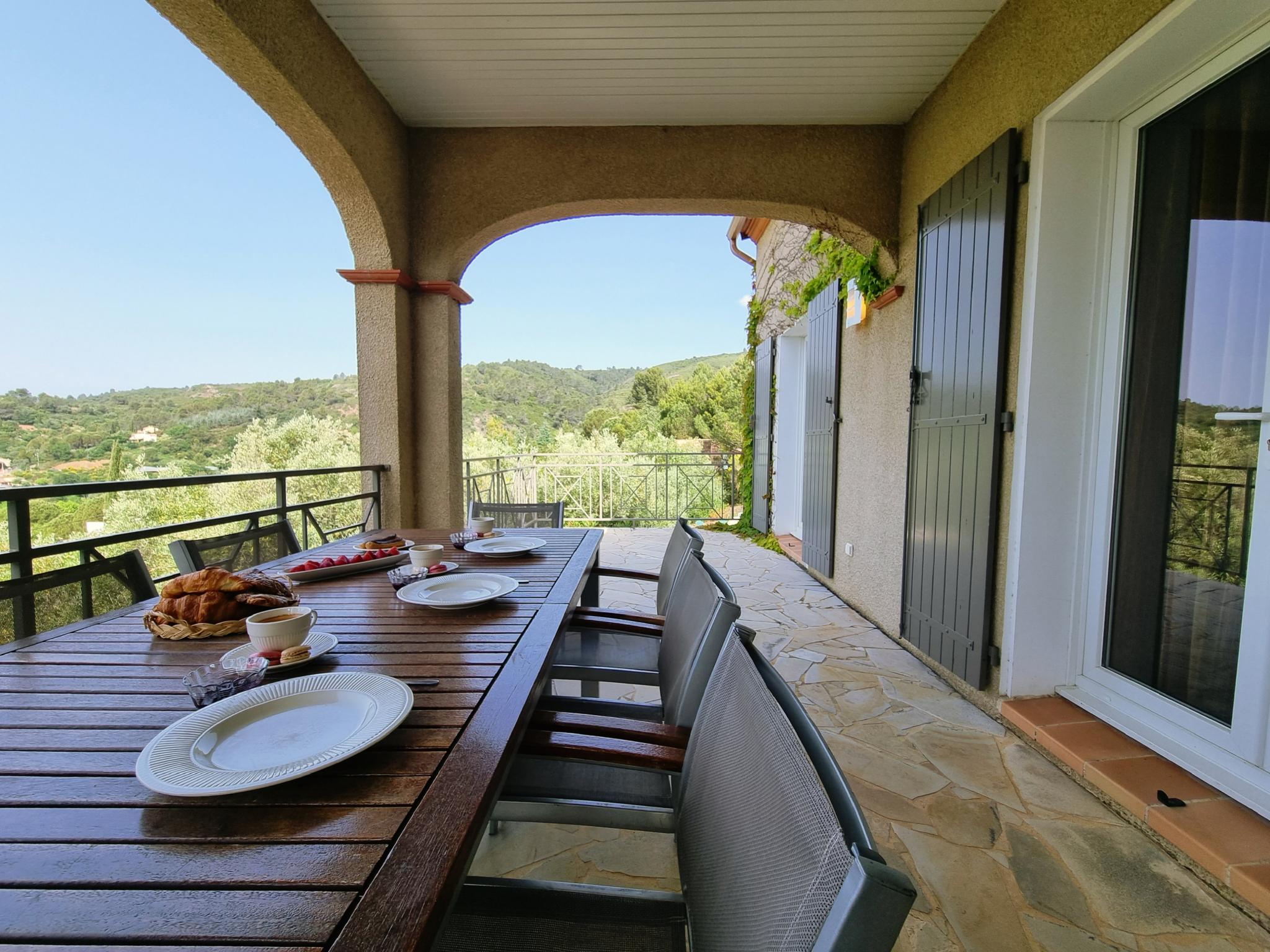 Bathroom facilities at Le Jardin des Olives in Caunes-Minervois