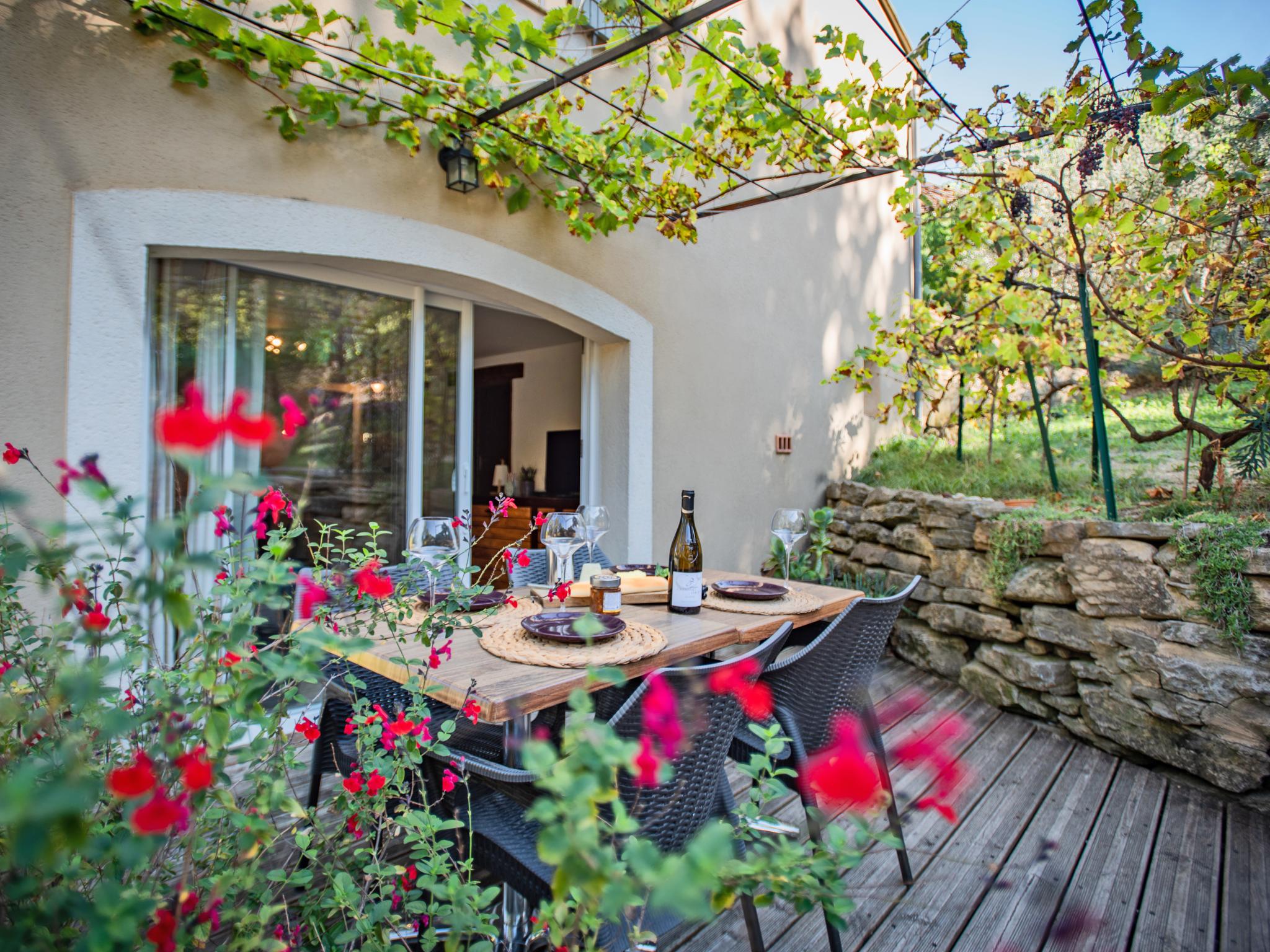 Bathroom facilities at La grande Pinède in Faucon
