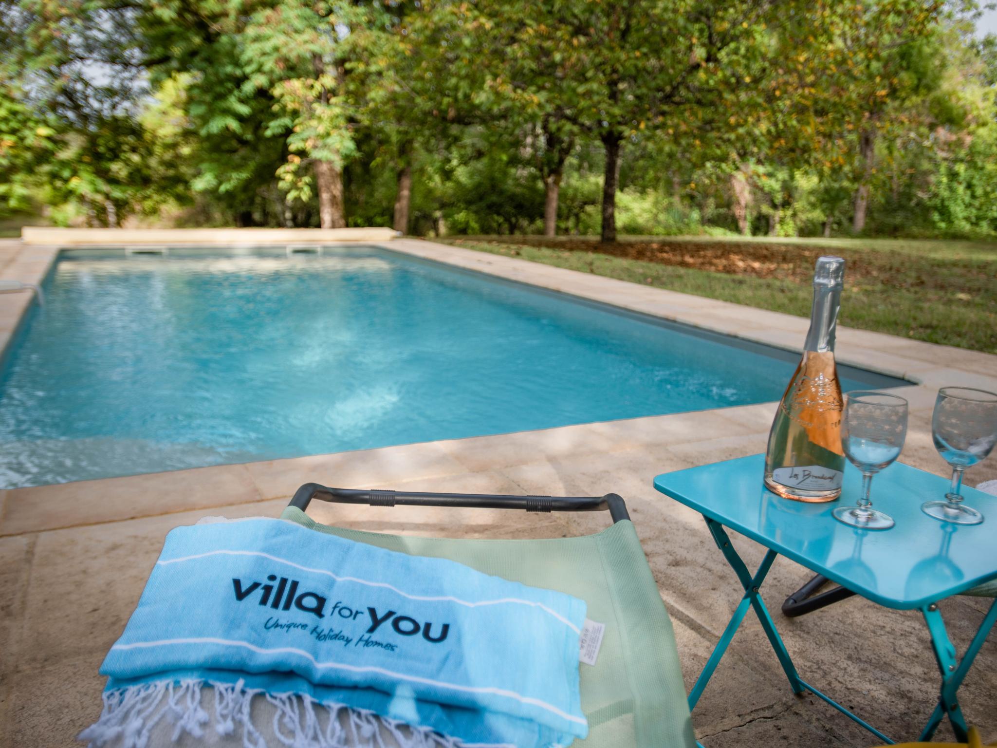 Bedroom with comfortable beds at Les Follets in Daglan