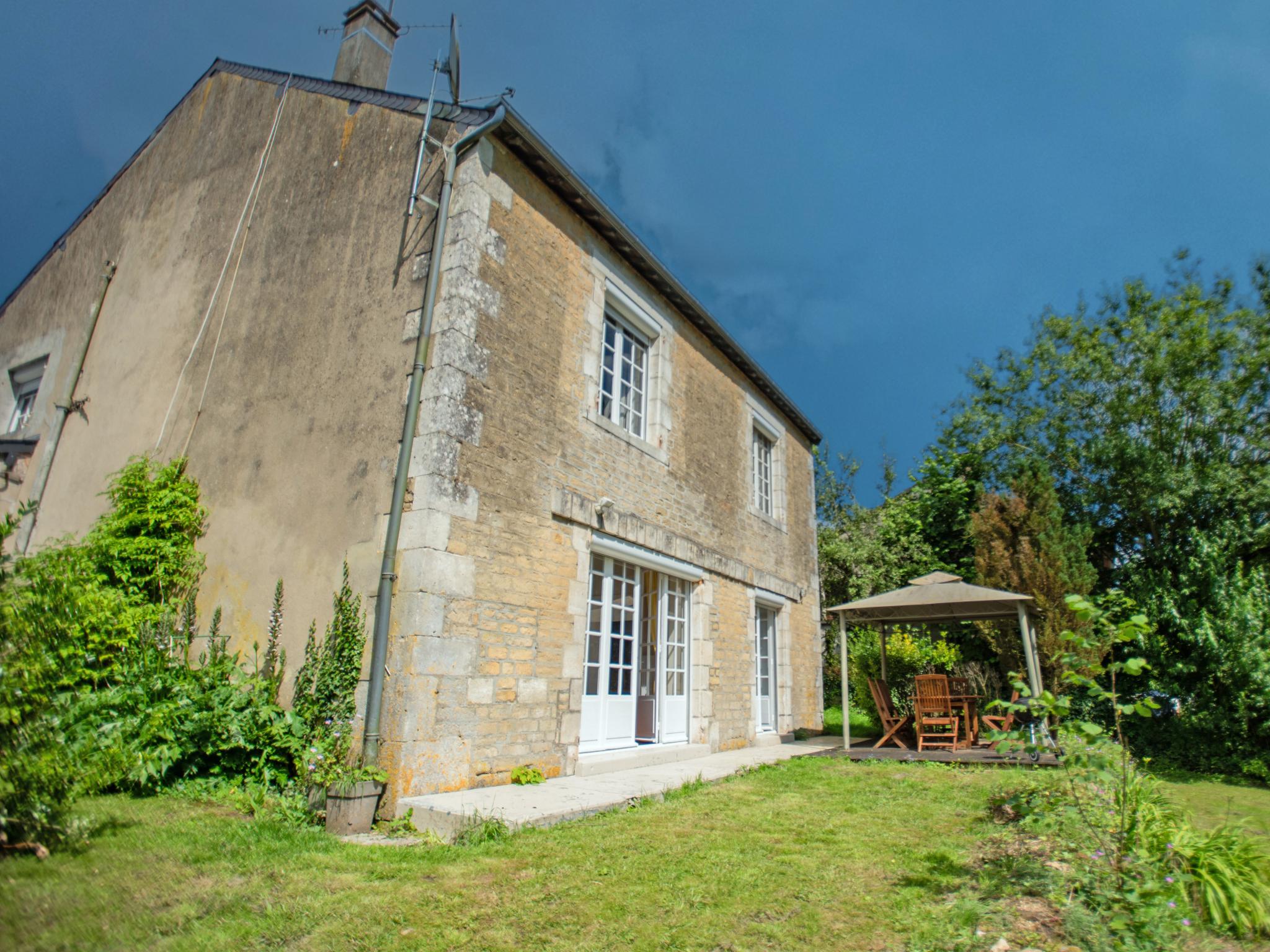Swimming pool area at Gite du Verger in Guignicourt-sur-Vence