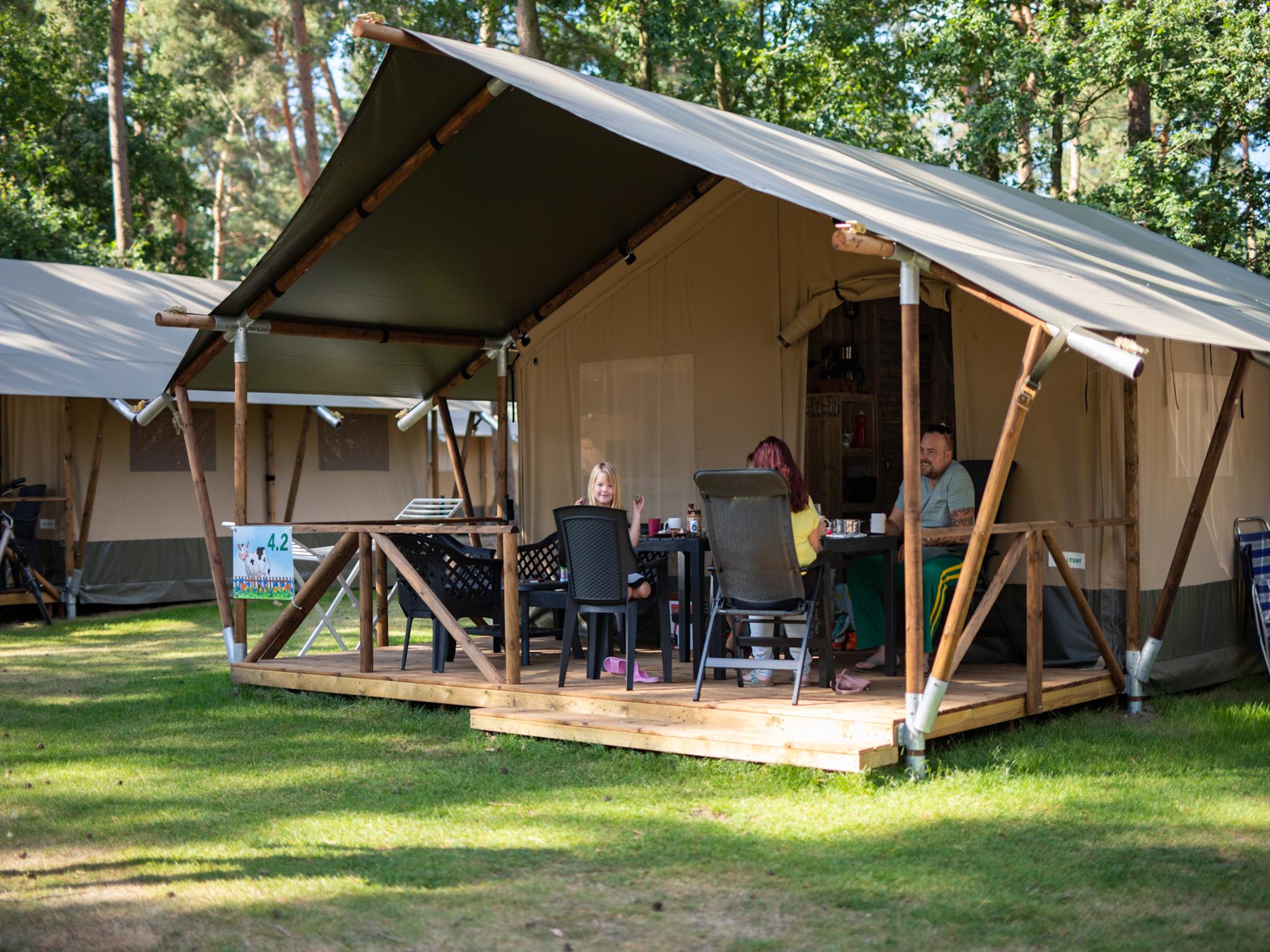 Bedroom with comfortable beds at Safaritent 4 in Vessem