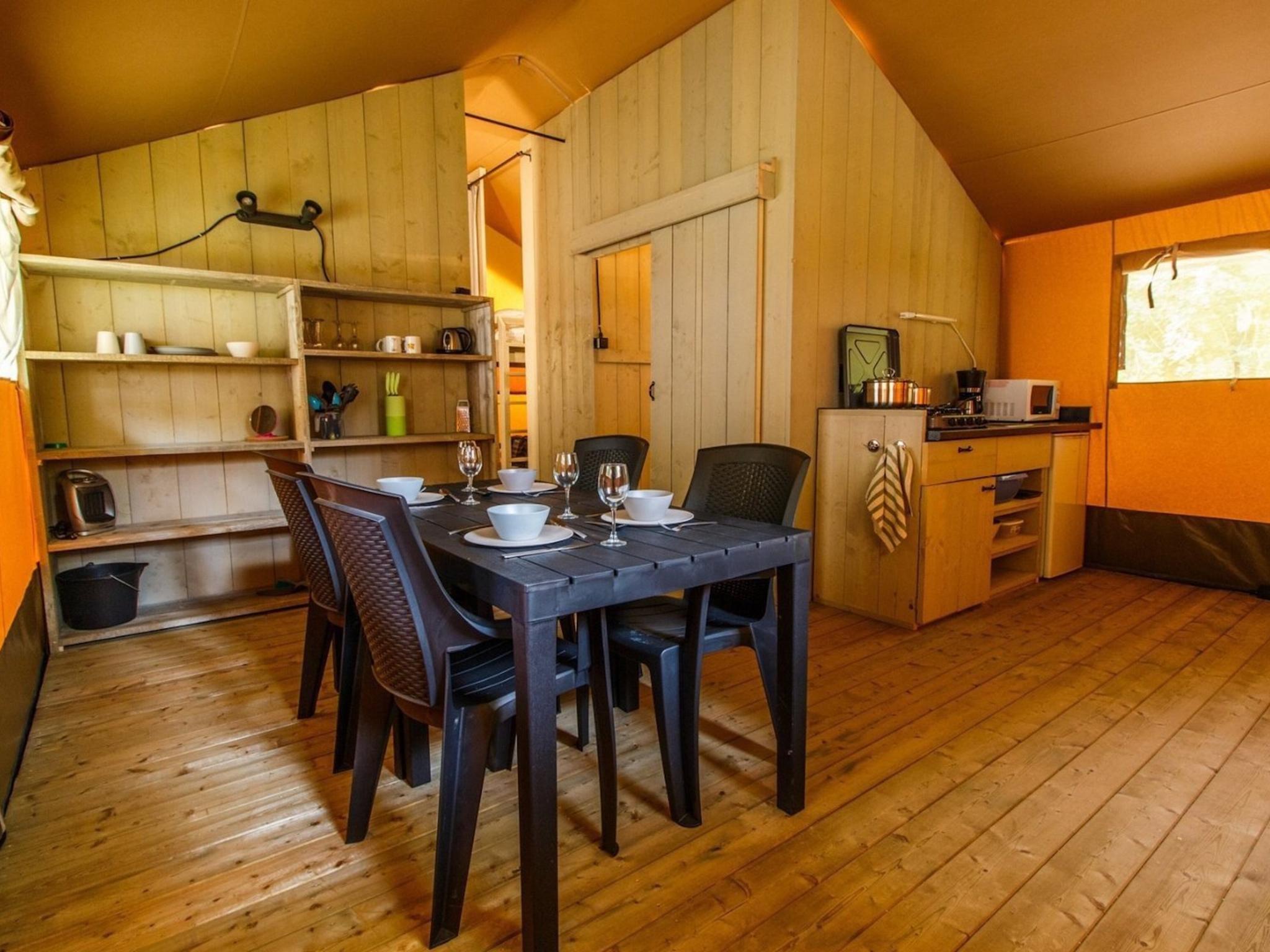 Bedroom with comfortable beds at Safaritent 6 in Vessem