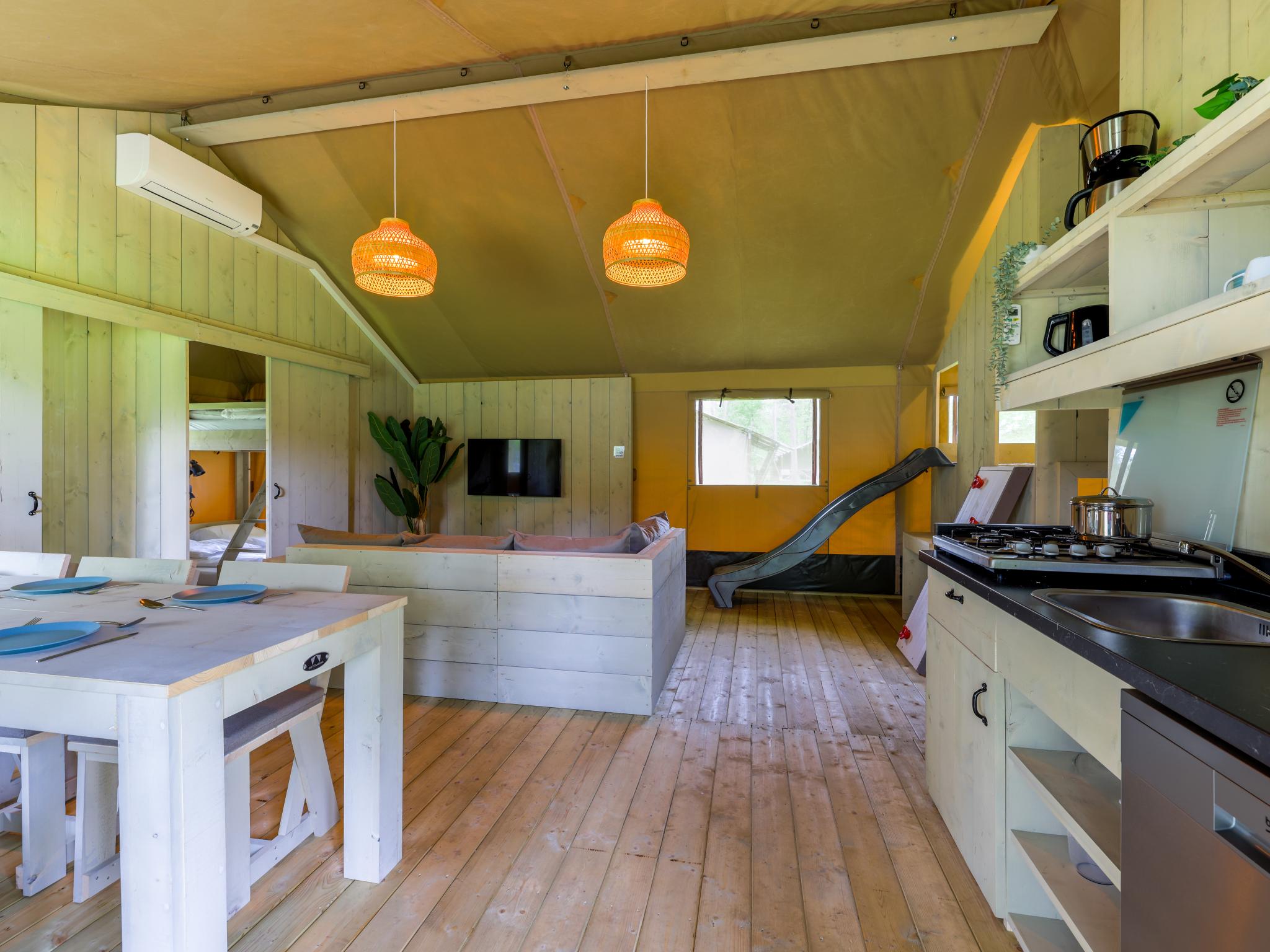 Bedroom with comfortable beds at Safaritent 7 in Vessem