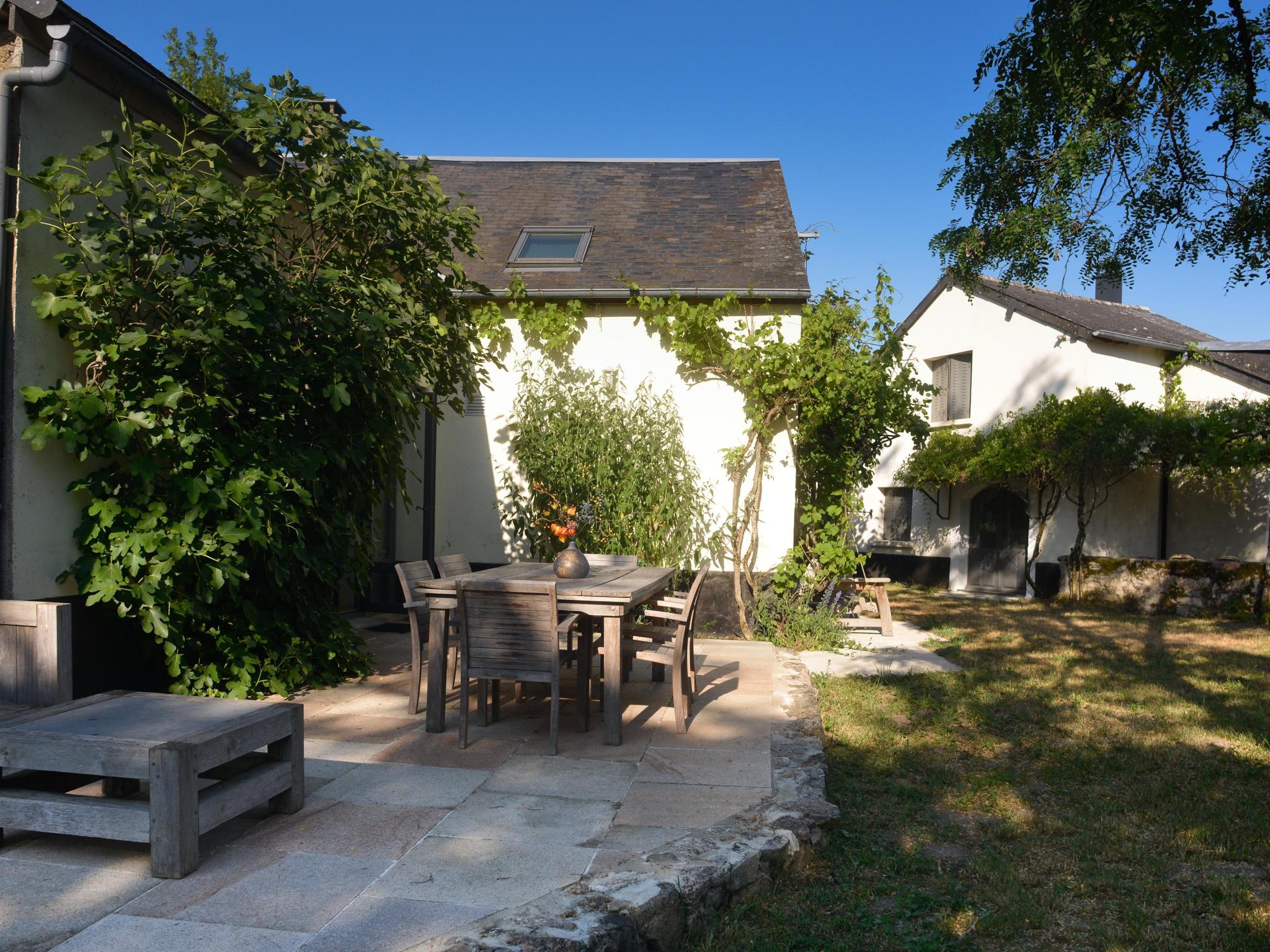 Bathroom facilities at Jardins Fleuries in Cussy-en-Morvan