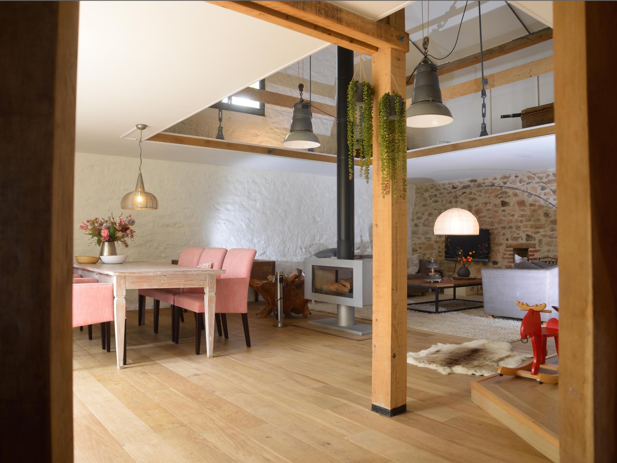 Swimming pool area at Jardins Fleuries in Cussy-en-Morvan