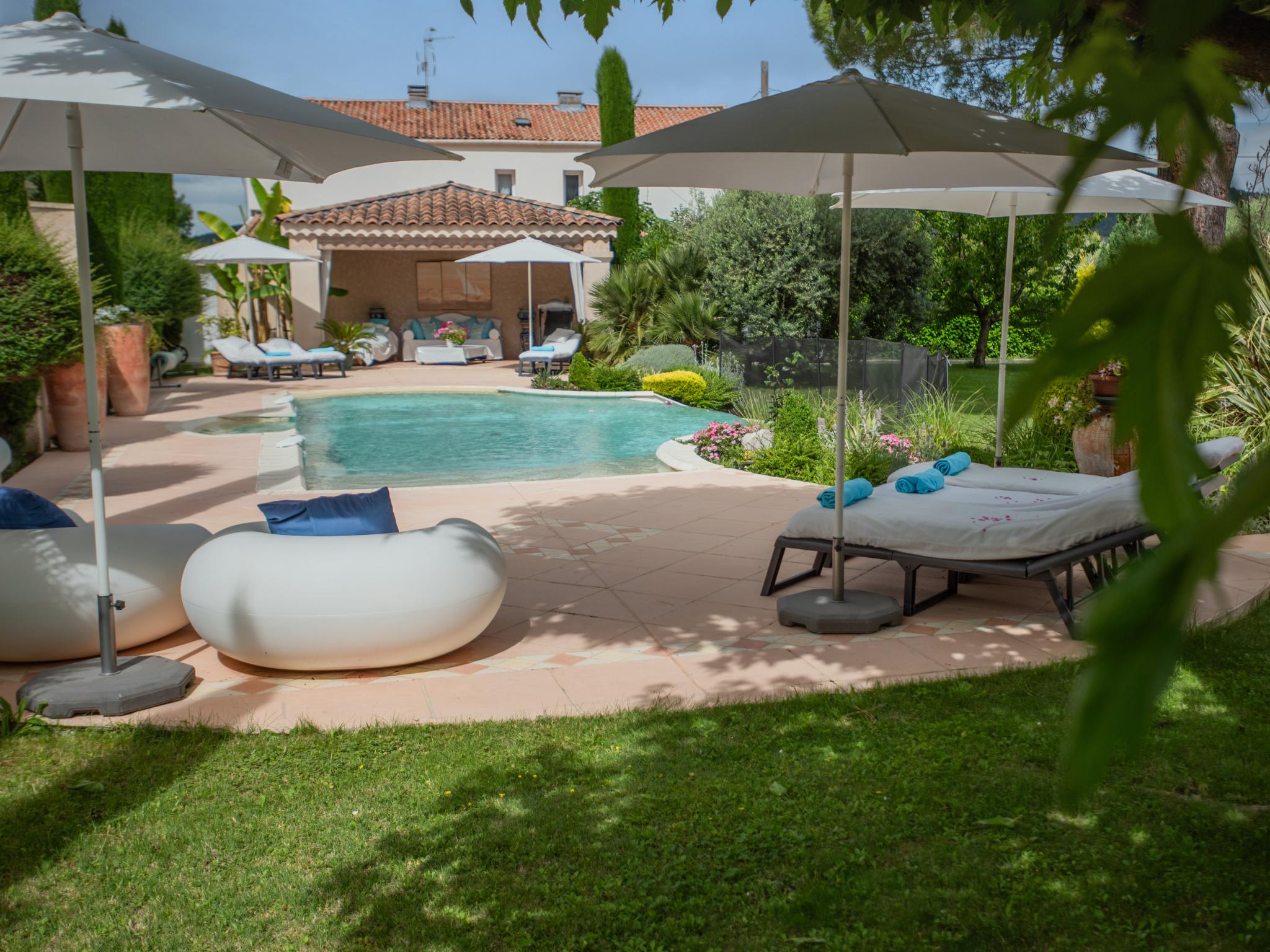 Bathroom facilities at La Sarrazine in Les Mées