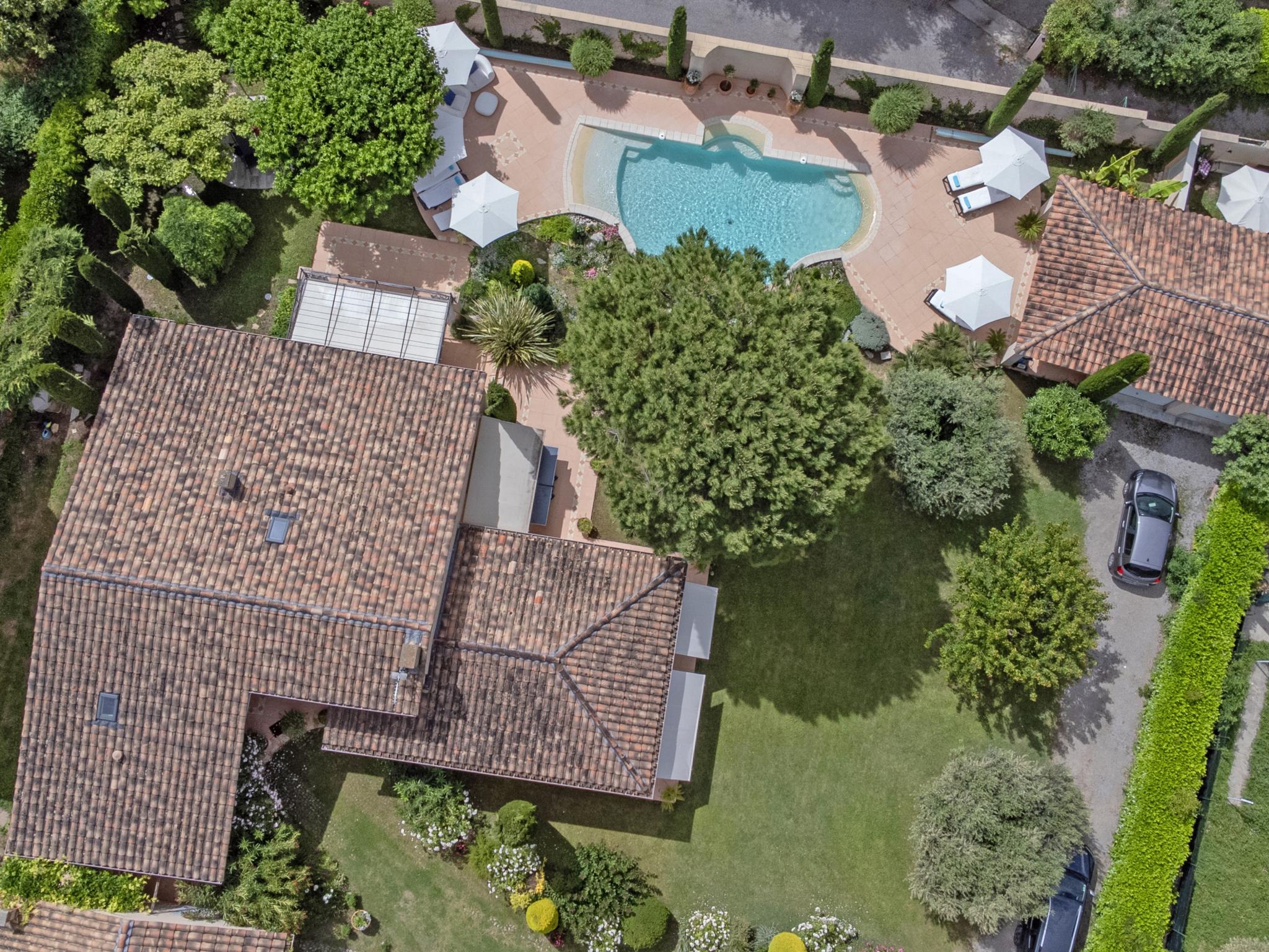 Swimming pool area at La Sarrazine in Les Mées