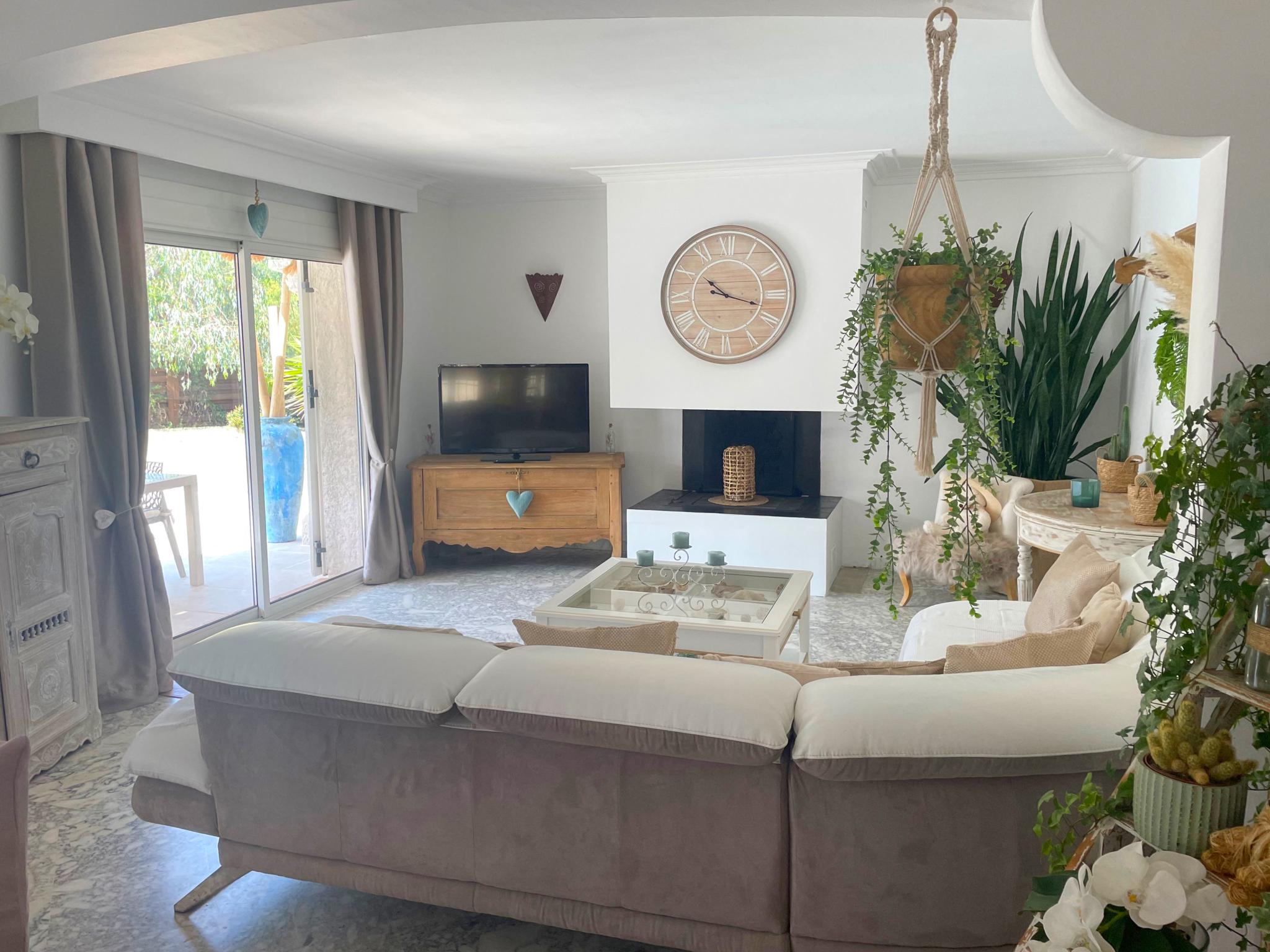 Bedroom with comfortable beds at le Gabron in Puget-sur-argens